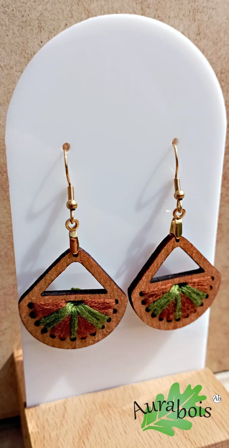 Boucles d'oreilles en bois "Colors" - Coton marron et vert olive 2 Boucles d'oreilles "Colors" en hêtre huilé marron et vert olive