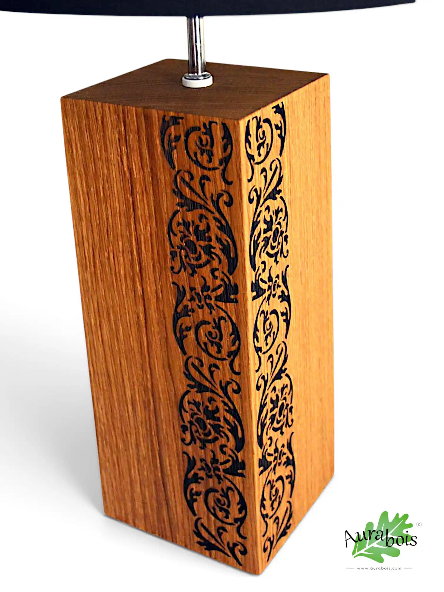Lampe Passiflore en bois de chêne massif – Fabrication artisanale 4 Lampe Passiflore en chêne massif huilé avec gravure florale et abat-jour noir