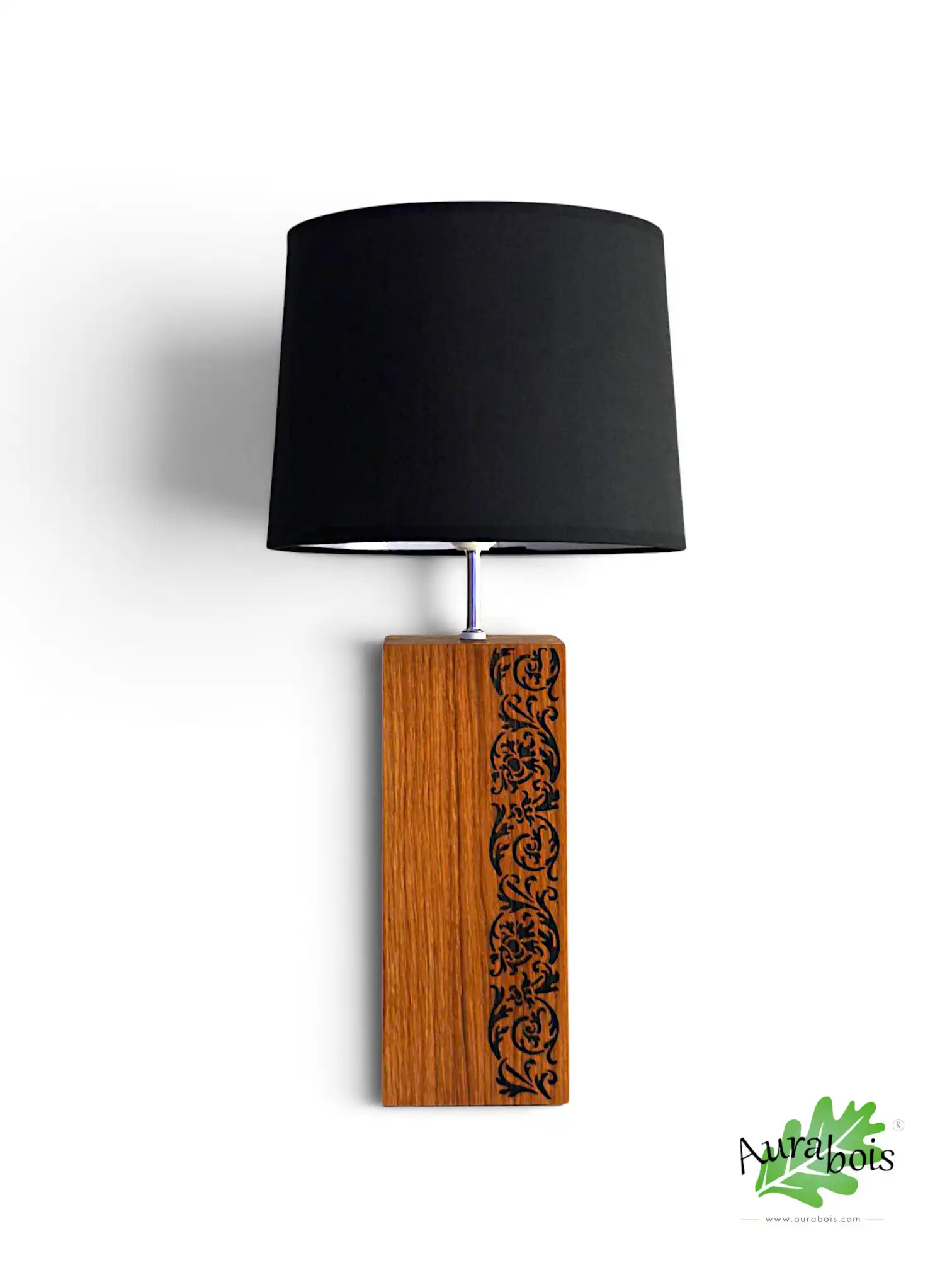 Lampe Passiflore en bois de chêne massif – Fabrication artisanale 1 Lampe Passiflore en chêne massif huilé avec gravure florale et abat-jour noir
