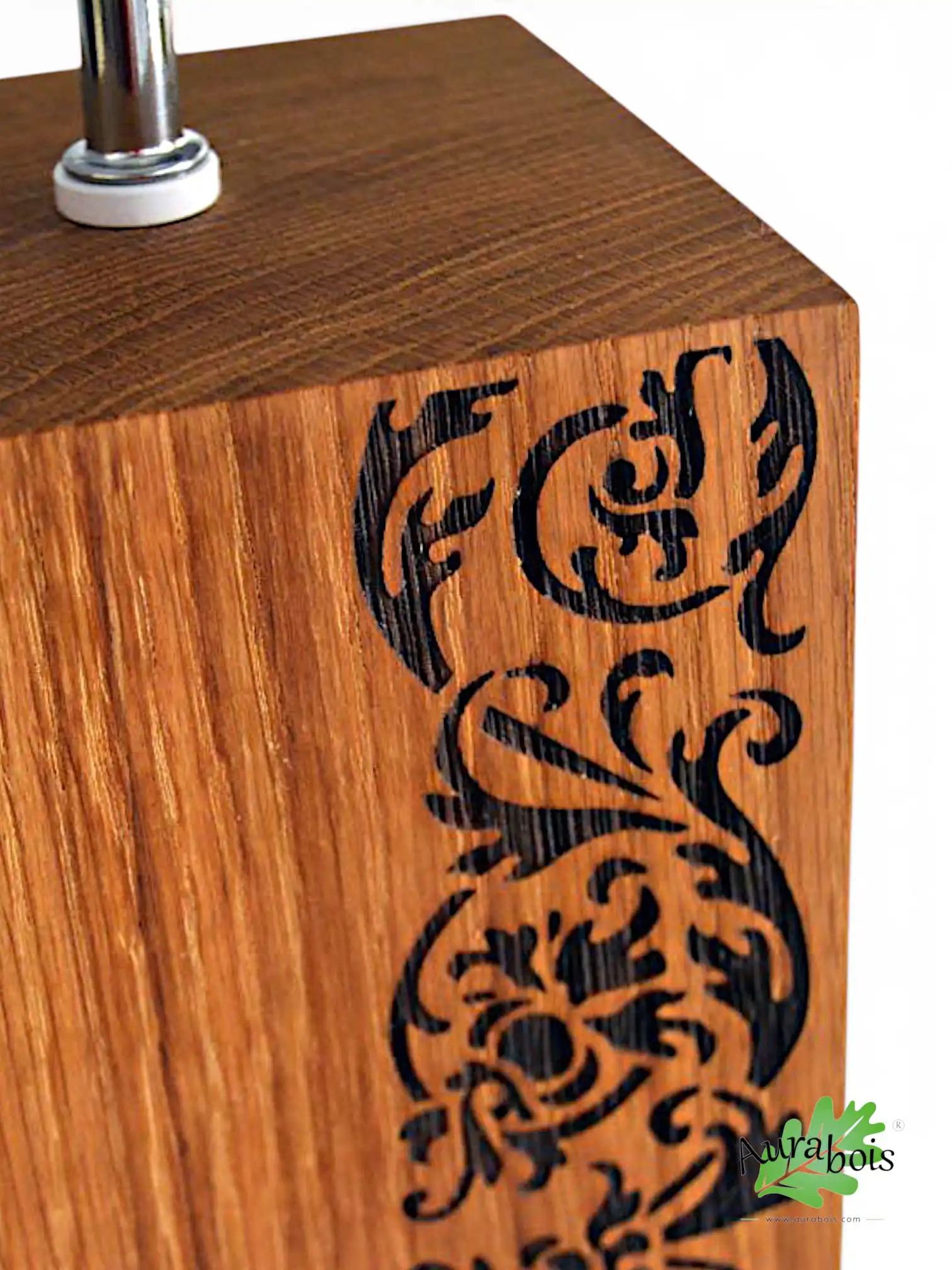 Lampe Passiflore en bois de chêne massif – Fabrication artisanale 3 Lampe Passiflore en chêne massif huilé avec gravure florale et abat-jour noir