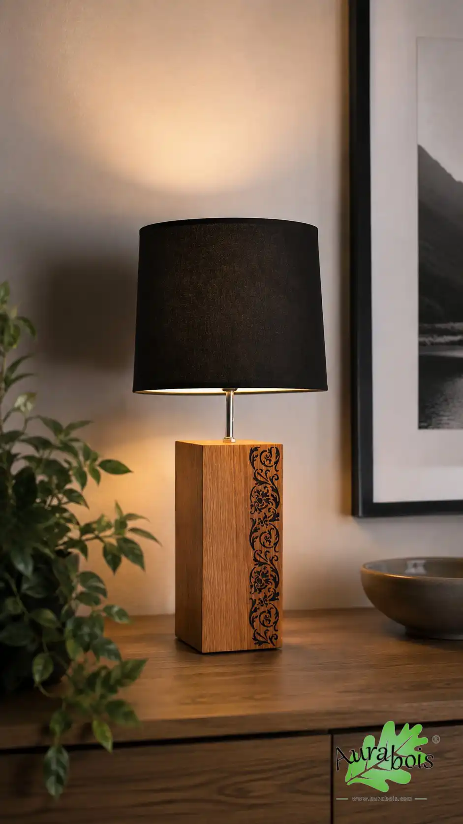Lampe Passiflore en bois de chêne massif – Fabrication artisanale 2 Lampe Passiflore en chêne massif huilé avec gravure florale et abat-jour noir