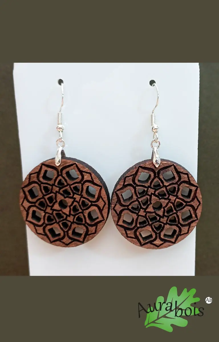 Boucles d'oreilles en bois d'orme massif - "Mandala" gravure symbole de la vie 1 Boucles d'oreilles Mandala en orme huilé brou de noix