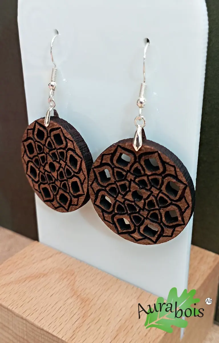 Boucles d'oreilles en bois d'orme massif - "Mandala" gravure symbole de la vie 2 Boucles d'oreilles Mandala en orme huilé brou de noix