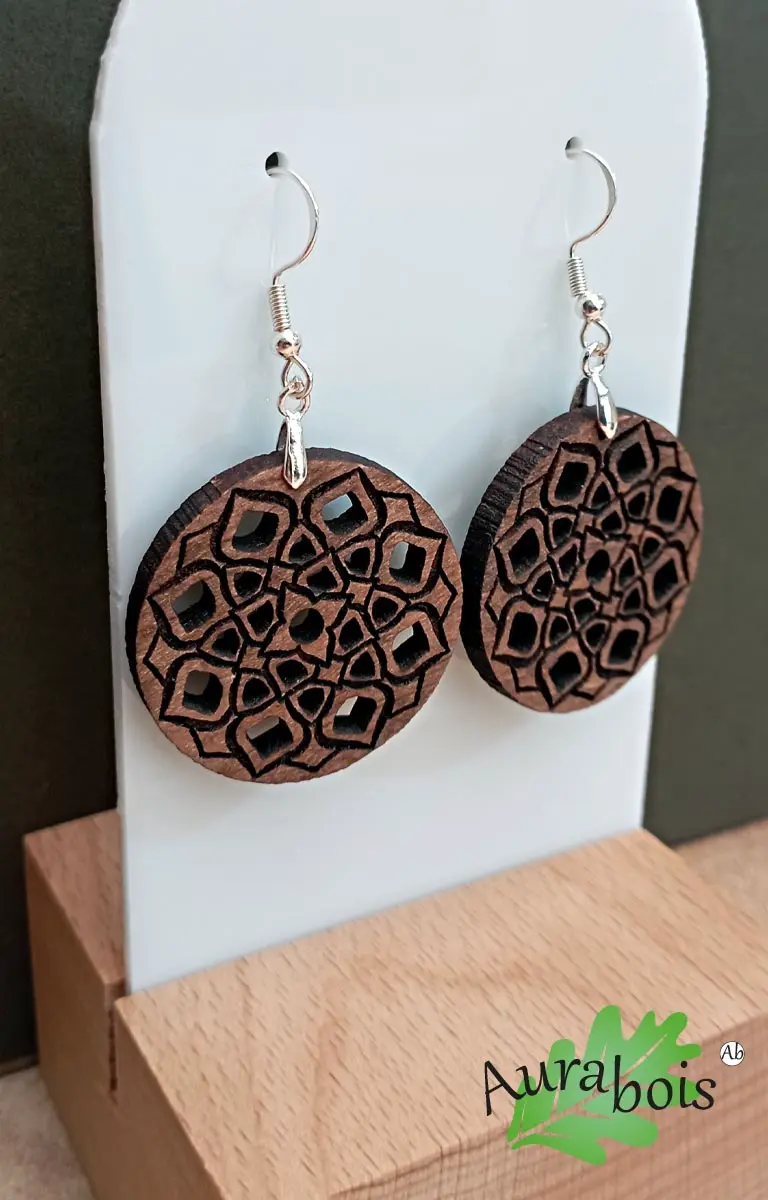 Boucles d'oreilles en bois d'orme massif - "Mandala" gravure symbole de la vie 3 Boucles d'oreilles Mandala en orme huilé brou de noix