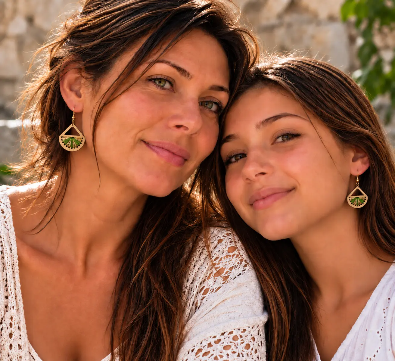 Boucles d'oreilles Mère & Fille "Colors" hêtre vert olive 2 Ensemble de boucles d'oreilles en bois pour adulte et jeune fille. Tissé d'un fil 100% coton de couleur Or et vert. Forme éventail.