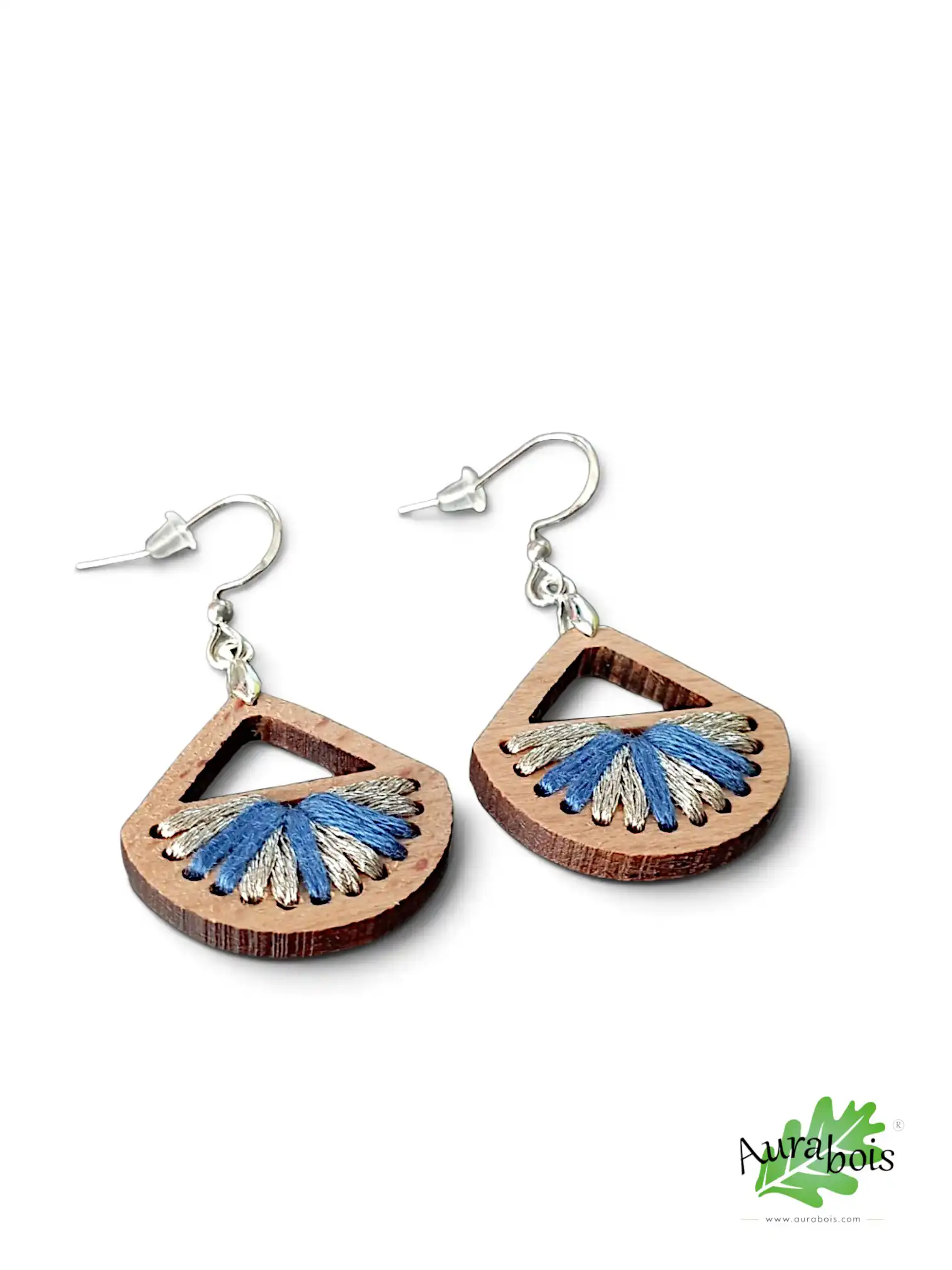Boucles d'oreilles Mère & Fille "Colors" en bois naturel de hêtre et coton bleu 1 Boucles d’oreilles Colors en hêtre massif huilé avec tissage 100 % coton bleue et polyester argent