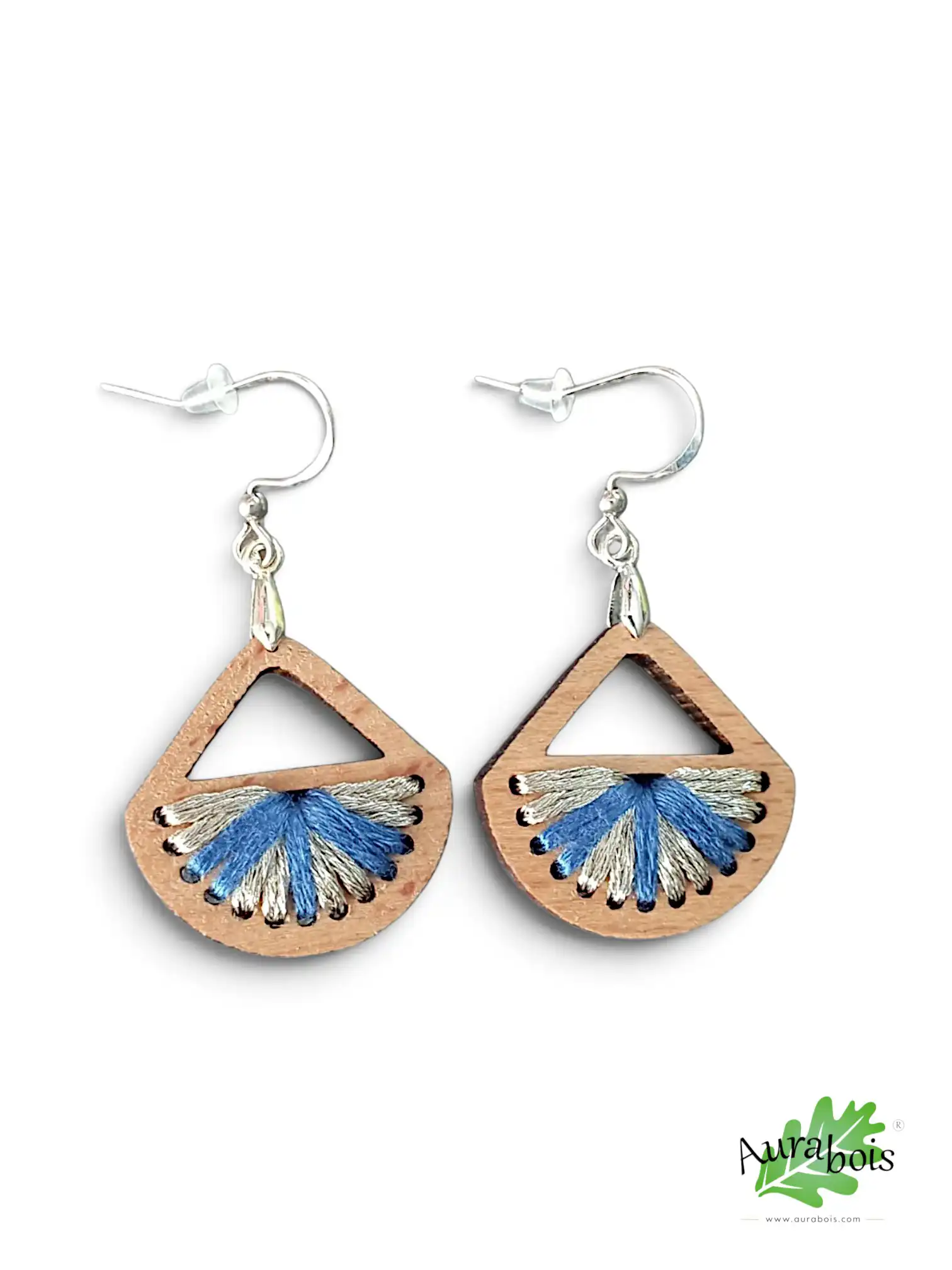 Boucles d'oreilles Mère & Fille "Colors" en bois naturel de hêtre et coton bleu 3 Boucles d’oreilles Colors en hêtre massif huilé avec tissage 100 % coton bleue et polyester argent