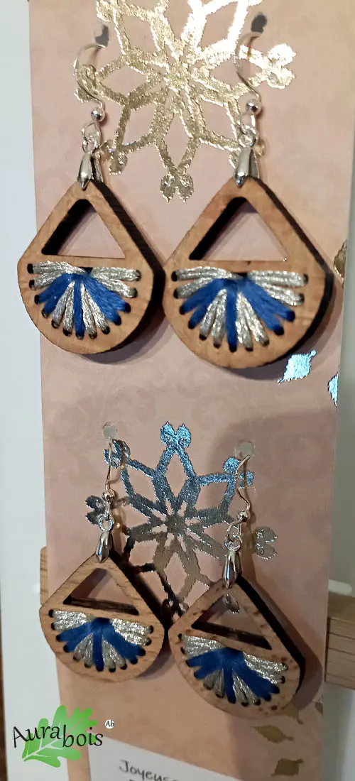 Boucles d'oreilles Mère & Fille "Colors" en bois naturel de hêtre et coton bleu 2 Boucles d'oreilles bois de hêtre avec broderie pour mère et fille