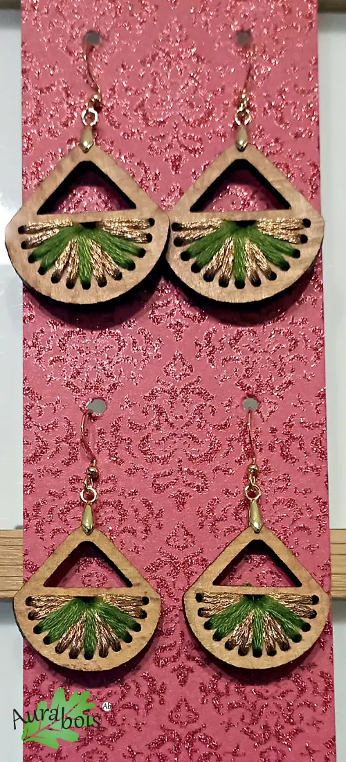 Boucles d'oreilles Mère & Fille "Colors" hêtre vert olive 3 Boucles d'oreilles Mère & Fille Colors en hêtre, coton vert olive et laiton couleur or