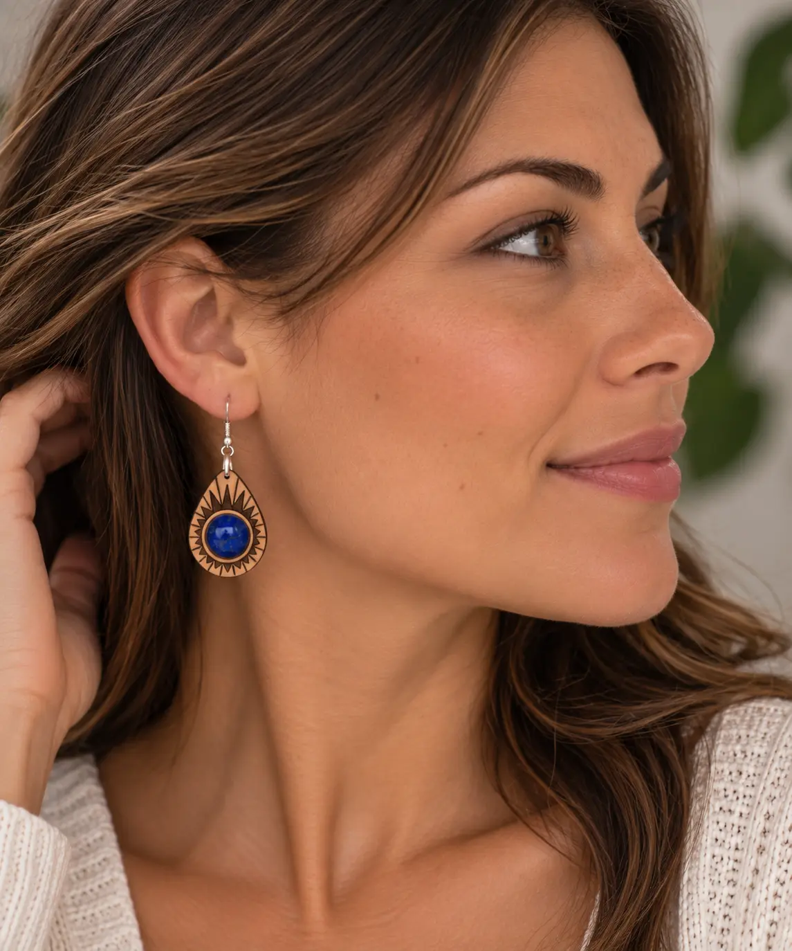Boucles d'oreilles "Avocat" en bois massif, hêtre et Lapis Lazuli naturelle 2 Boucles d'oreilles Avocat en hêtre massif avec pierre naturelle Lapis Lazuli