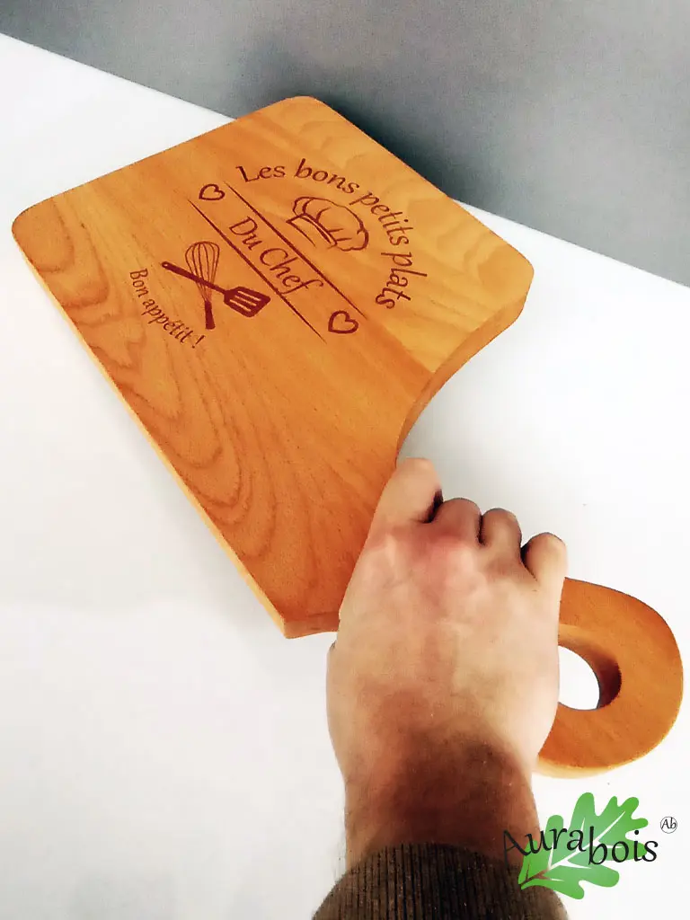 Planche à découper « Gouvernail » en bois de hêtre massif personnalisable 3 Planche à découper Gouvernail en hêtre massif naturel avec gravure personnalisable