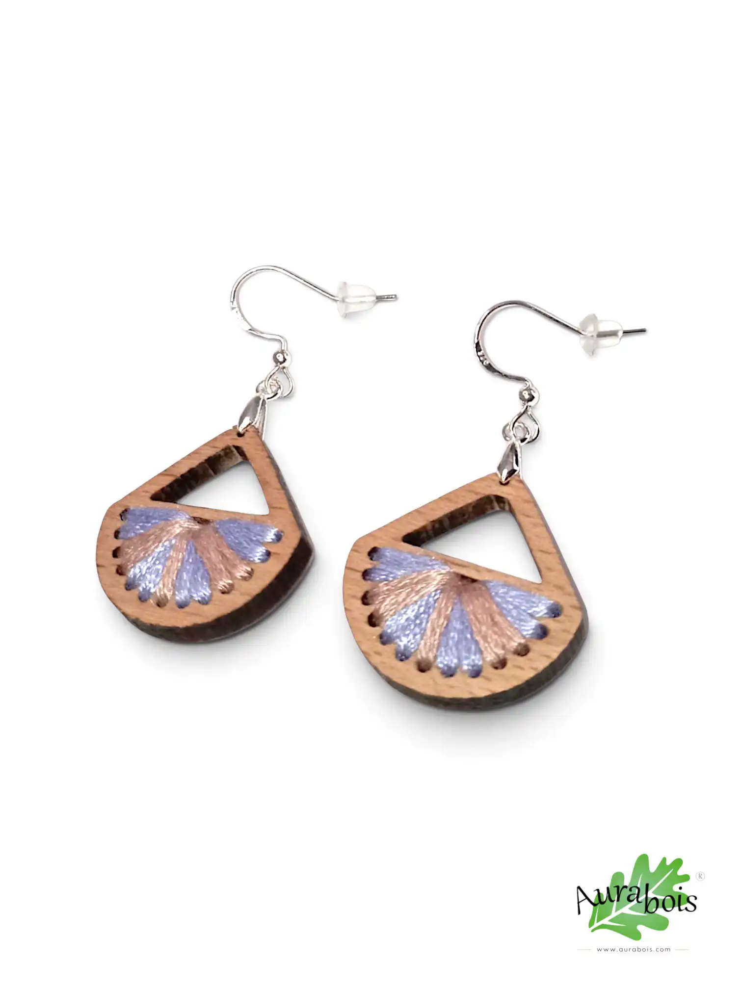 Boucles d'oreilles en bois de hêtre - coton mauve et corail. "Colors" 1 Boucles d’oreilles Colors en hêtre massif huilé avec tissage 100 % coton mauve et corail