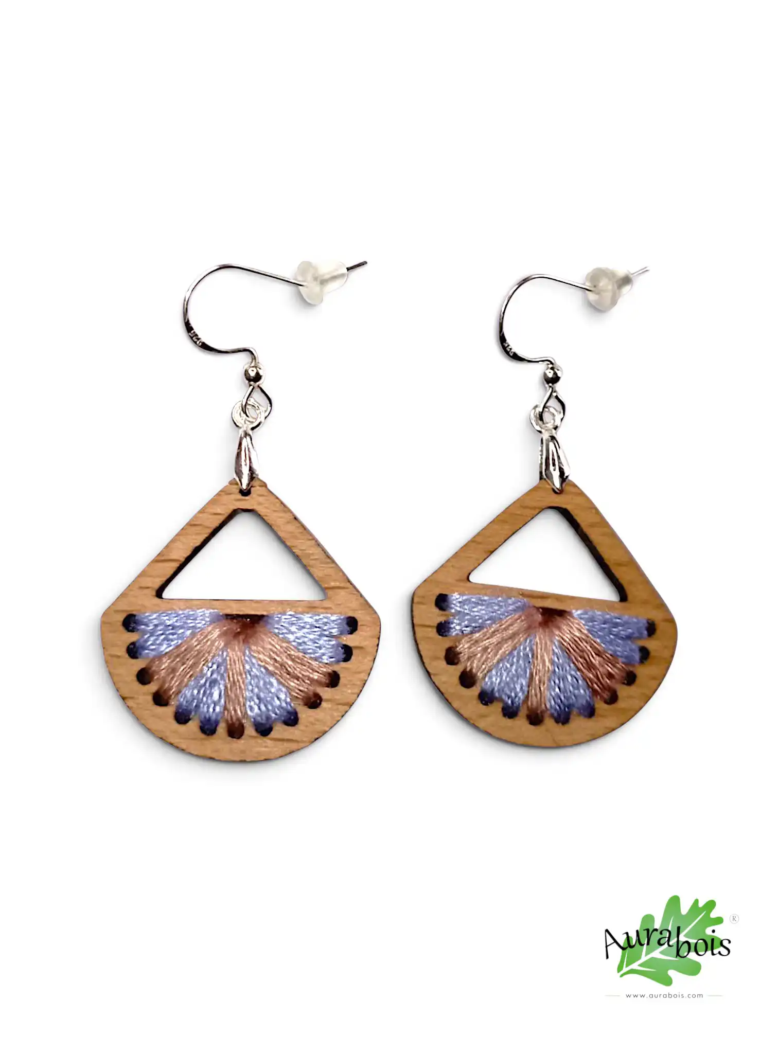 Boucles d'oreilles en bois de hêtre - coton mauve et corail. "Colors" 4 Boucles d’oreilles Colors en hêtre massif huilé avec tissage 100 % coton mauve et corail