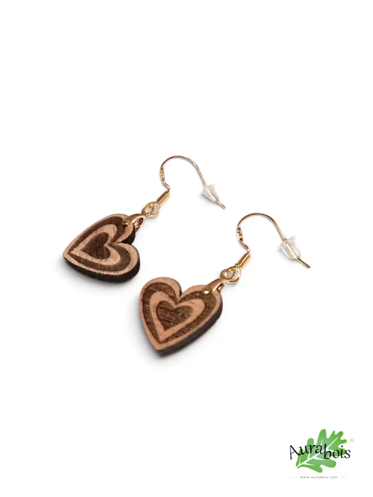 Boucles d’oreilles Valentine en hêtre massif huilé avec cœur gravé au laser et supports dorés