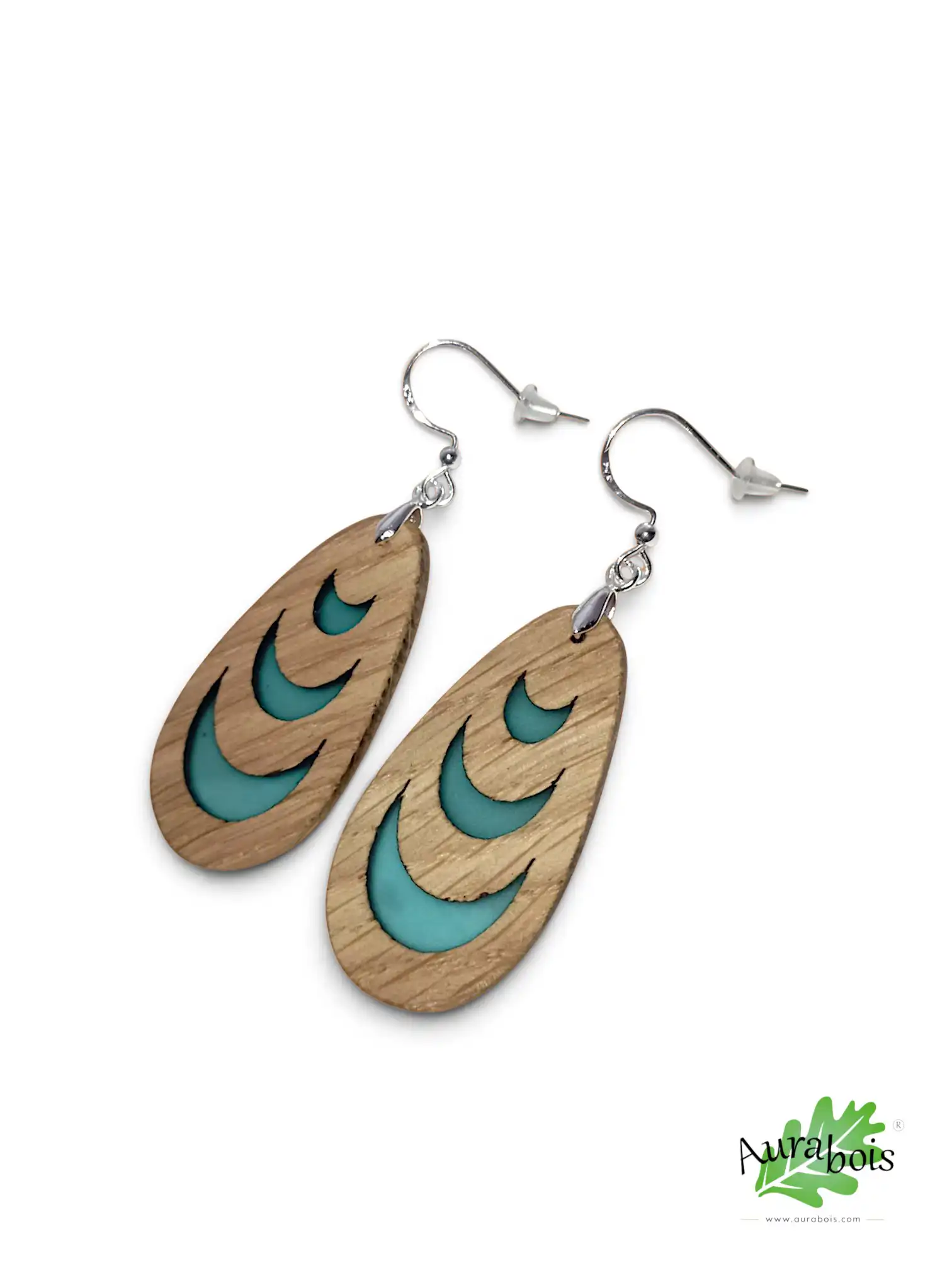 Boucles d’oreilles « Shell » en chêne massif – Résine bleue et finition artisanale 3 Boucles d’oreilles Shell en chêne massif avec résine bleue mate et accroches en laiton plaqué argent
