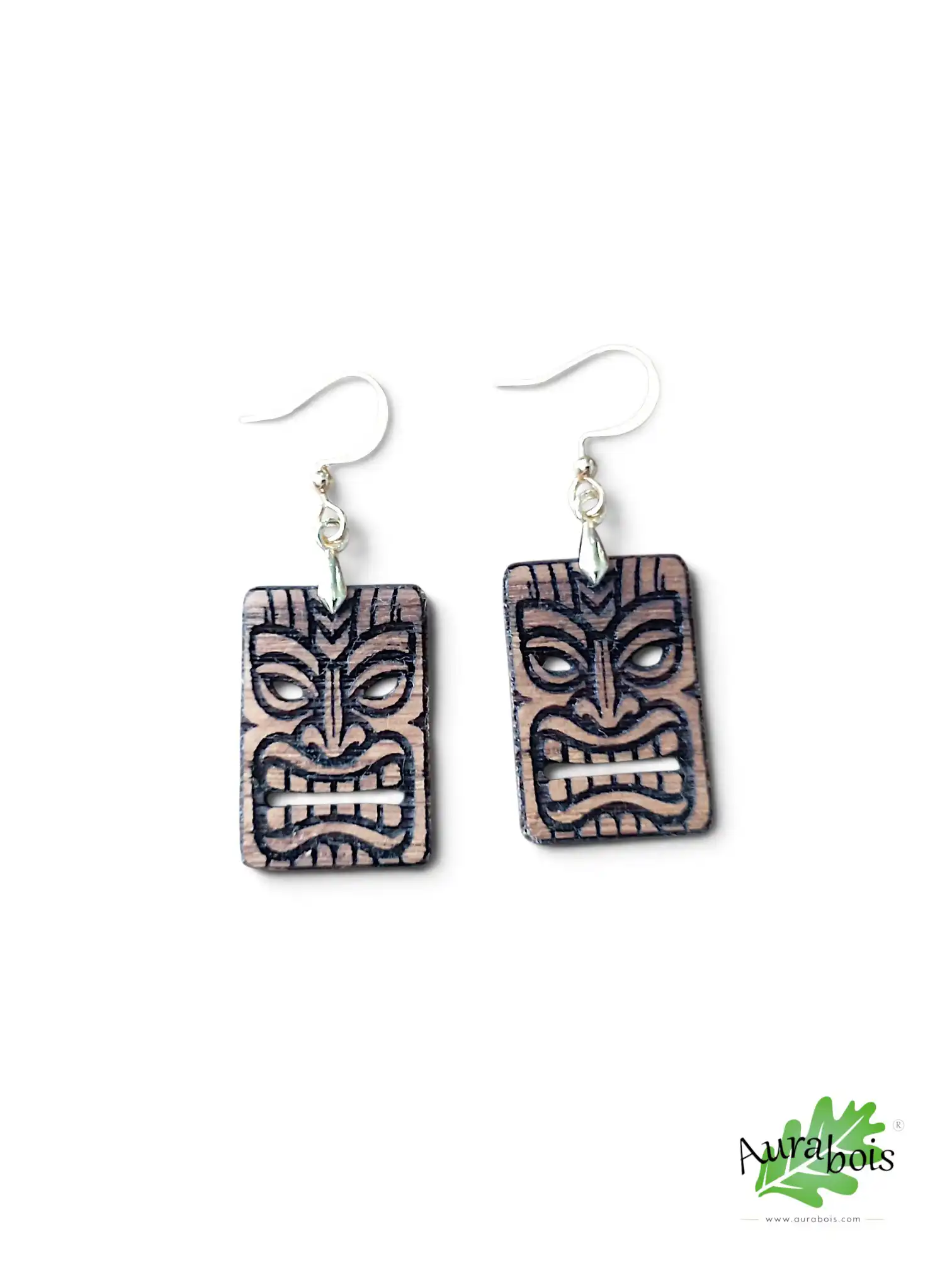 Boucles d'oreilles Tiki en bois de chêne – Gravure laser artisanale 3 Boucles d'oreilles Tiki en bois de chêne gravées et découpées au laser avec crochets en laiton doré, fabrication artisanale française.