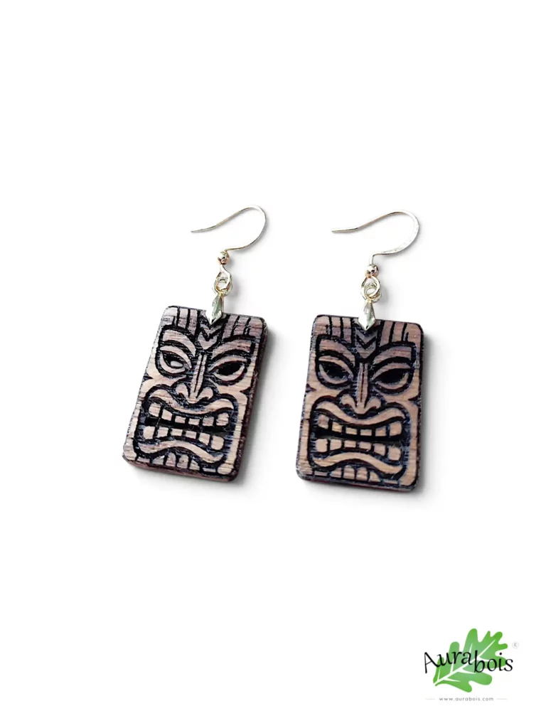 Boucles d'oreilles Tiki en bois de chêne gravées et découpées au laser avec crochets en laiton doré, fabrication artisanale française.