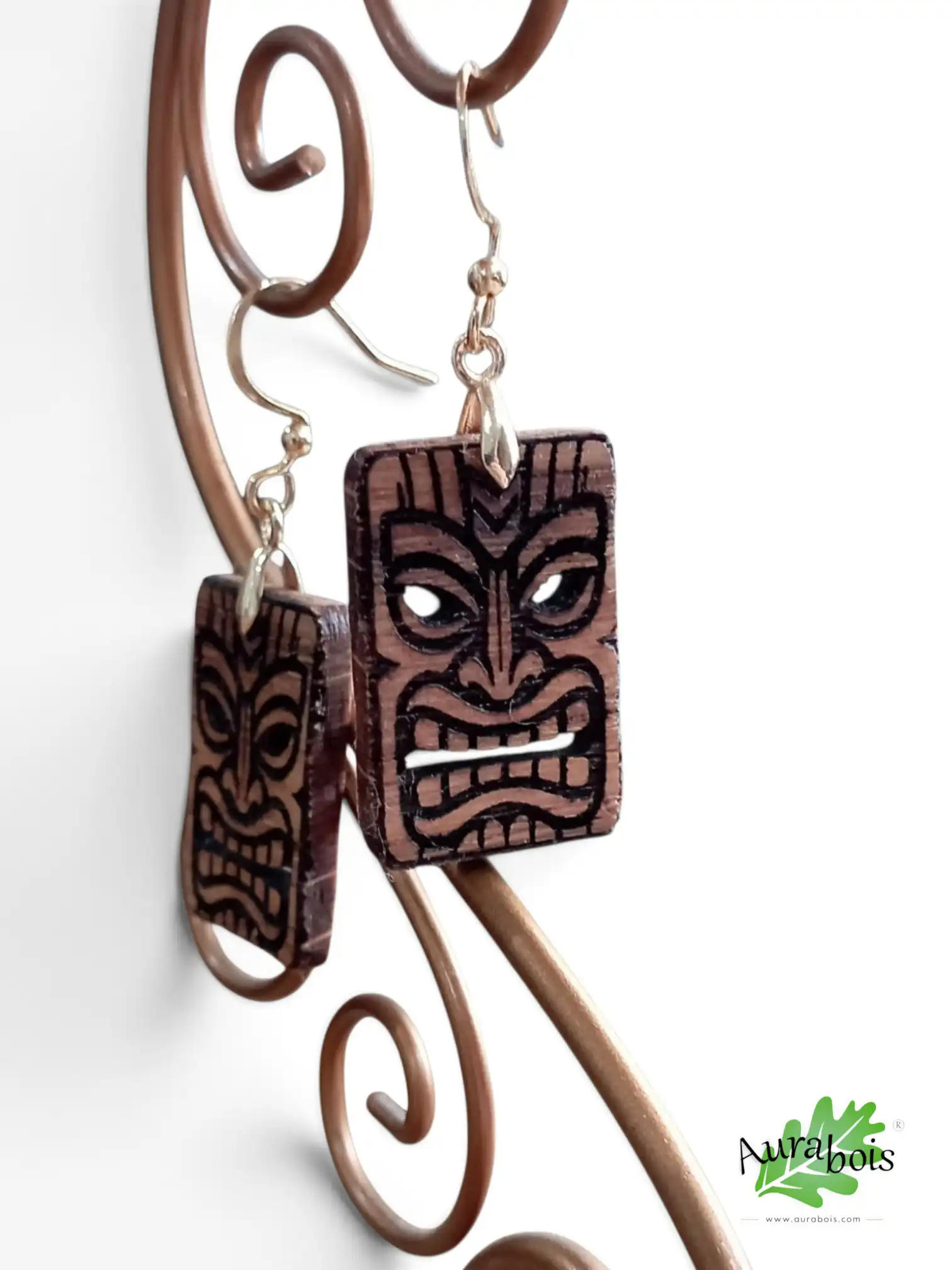 Boucles d'oreilles Tiki en bois de chêne – Gravure laser artisanale 4 Boucles d'oreilles Tiki en bois de chêne gravées et découpées au laser avec crochets en laiton doré, fabrication artisanale française.