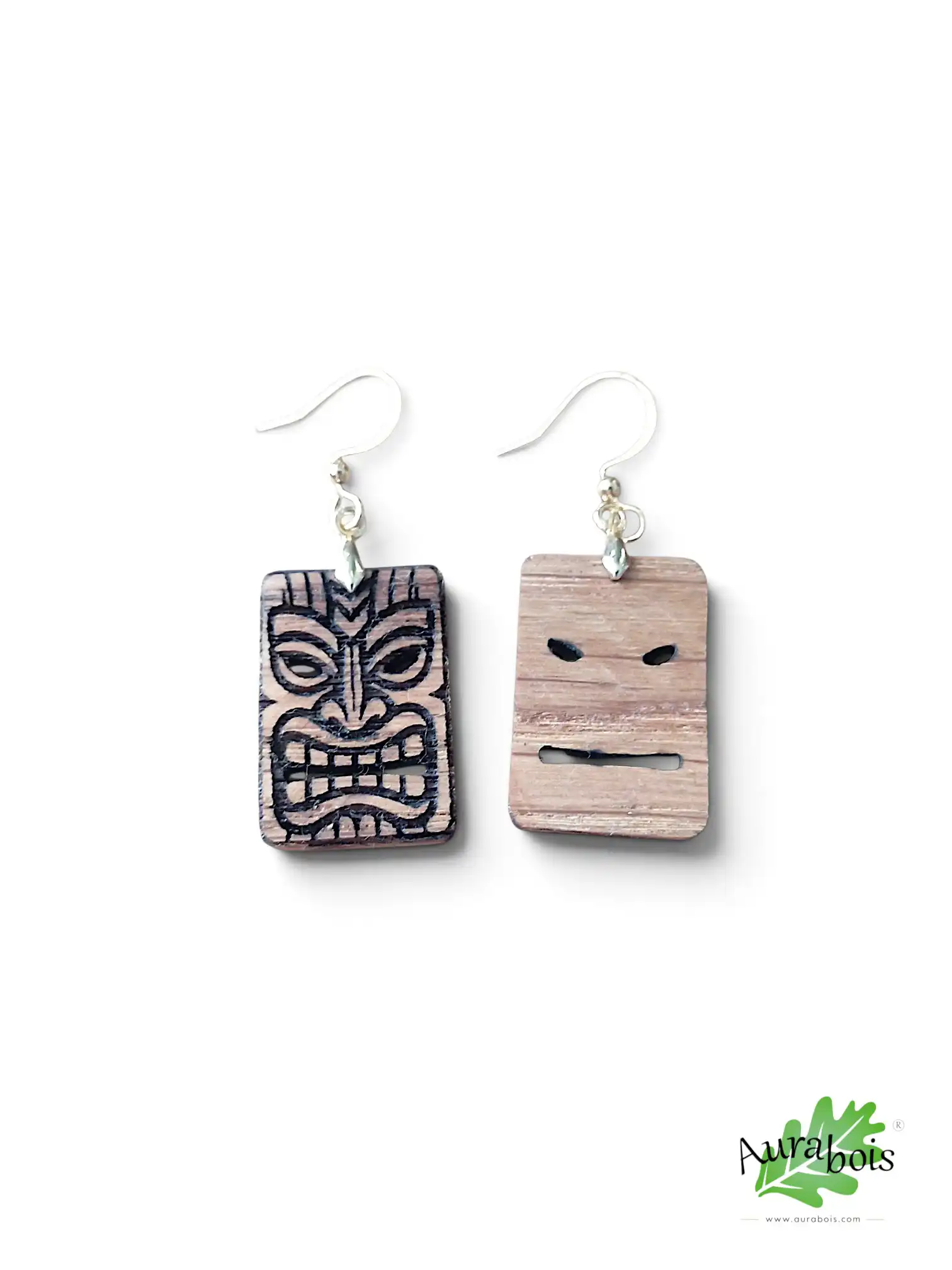 Boucles d'oreilles Tiki en bois de chêne – Gravure laser artisanale 5 Boucles d'oreilles Tiki en bois de chêne gravées et découpées au laser avec crochets en laiton doré, fabrication artisanale française.