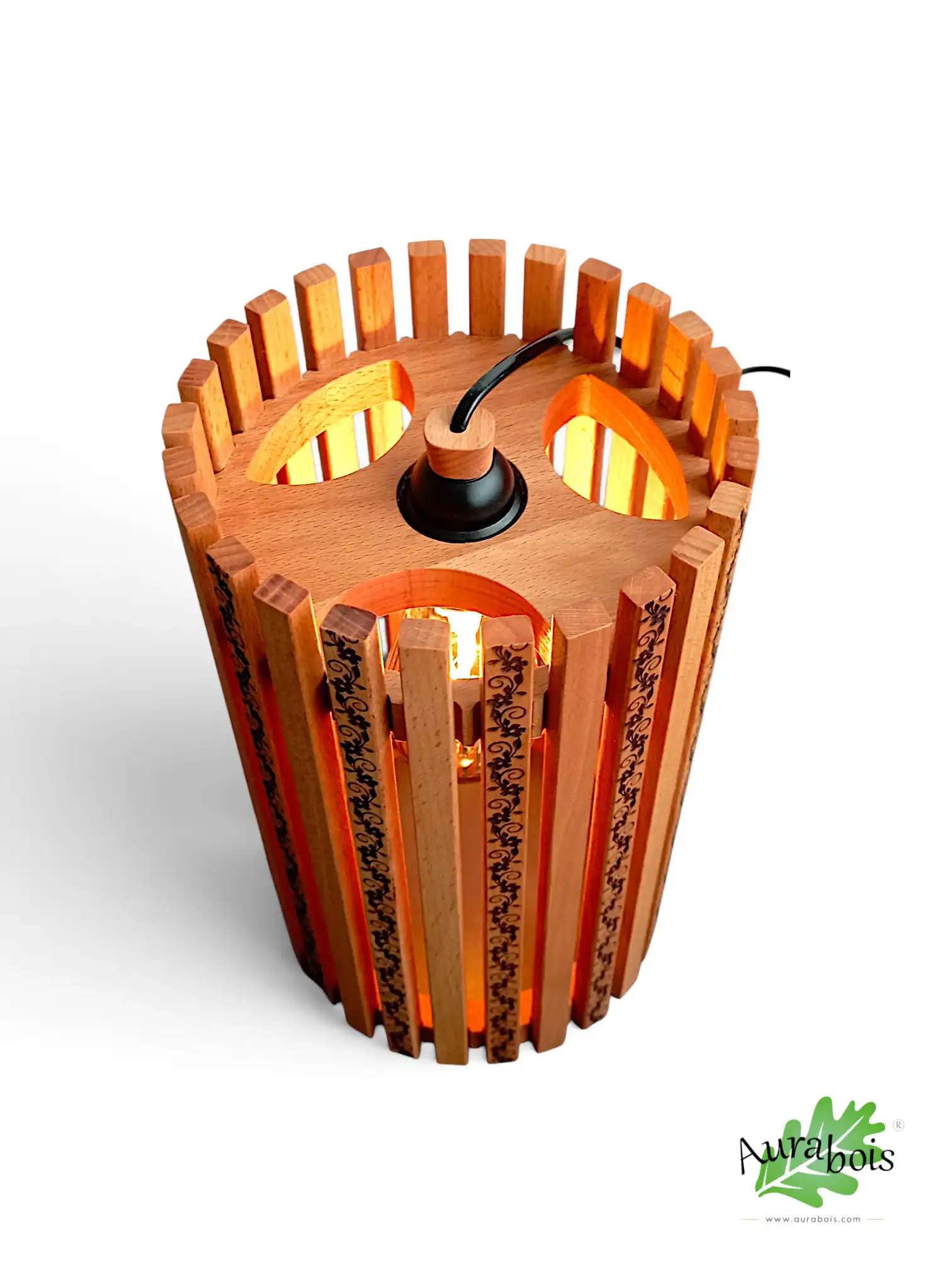 Lampe à poser « Floris » - Bois de hêtre massif et Artisanale 4 Lampe à poser en bois artisanale avec gravure florale – Création Aurabois. Bois de hêtre, motif gravure laser, fait main.