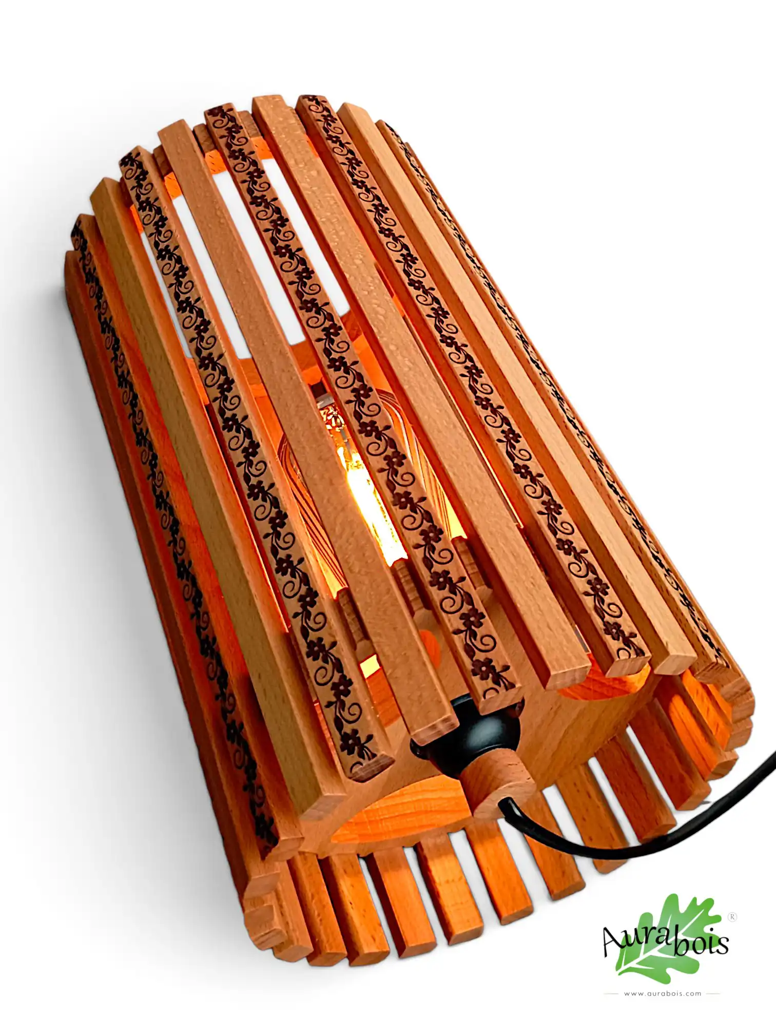 Lampe à poser en bois artisanale avec gravure florale – Création Aurabois. Bois de hêtre, motif gravure laser, fait main.