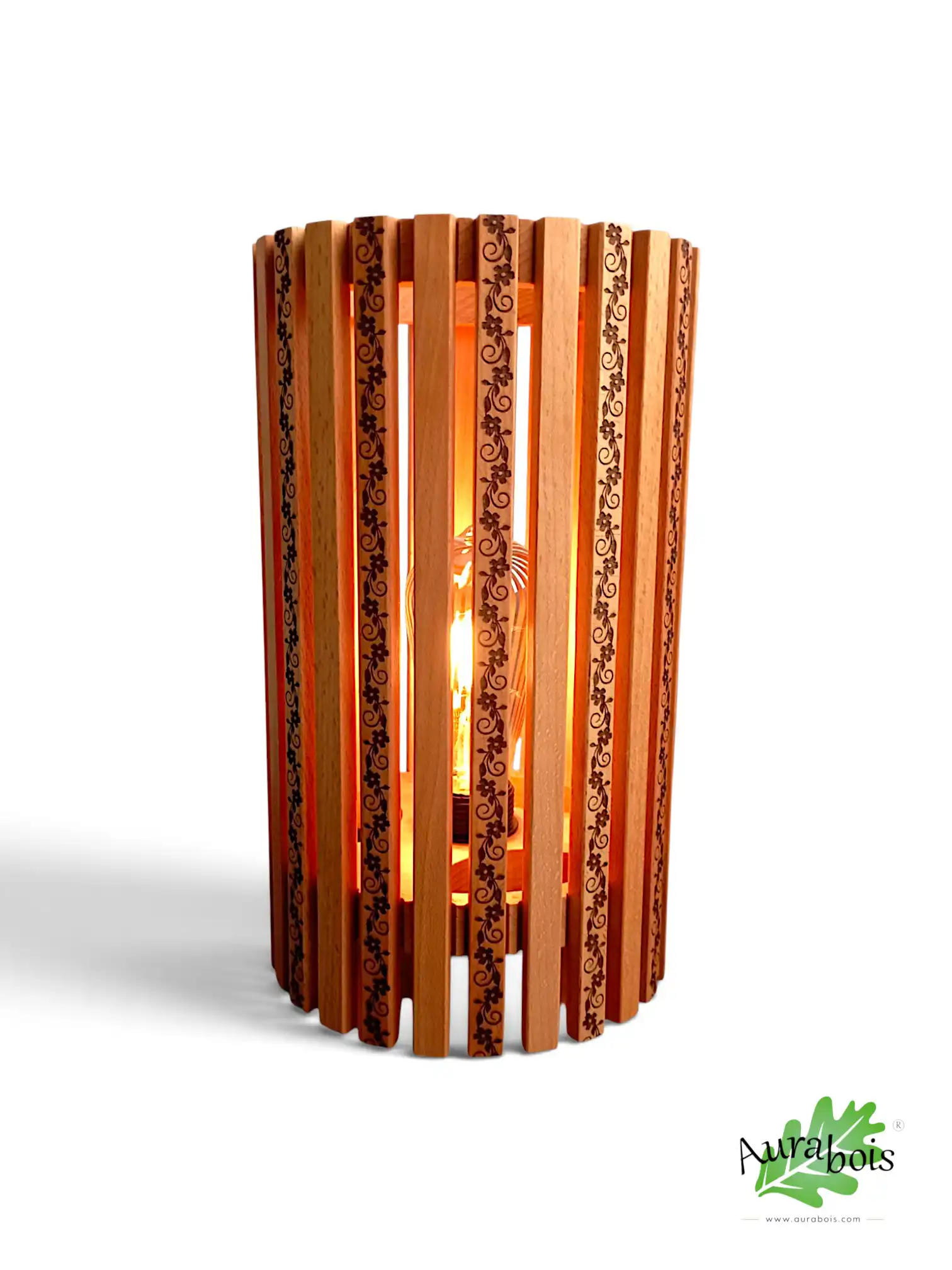 Lampe à poser « Floris » - Bois de hêtre massif et Artisanale 2 Lampe à poser en bois artisanale avec gravure florale – Création Aurabois. Bois de hêtre, motif gravure laser, fait main.