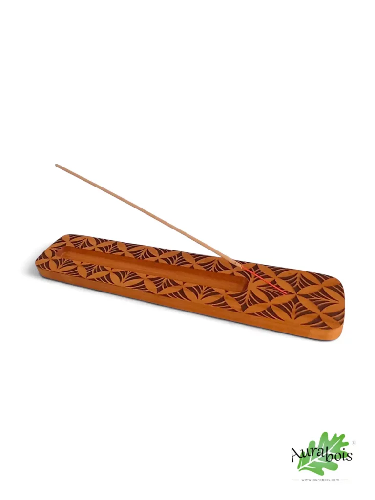 Support encens fait main en bois massif, motif plume stylisée gravée.