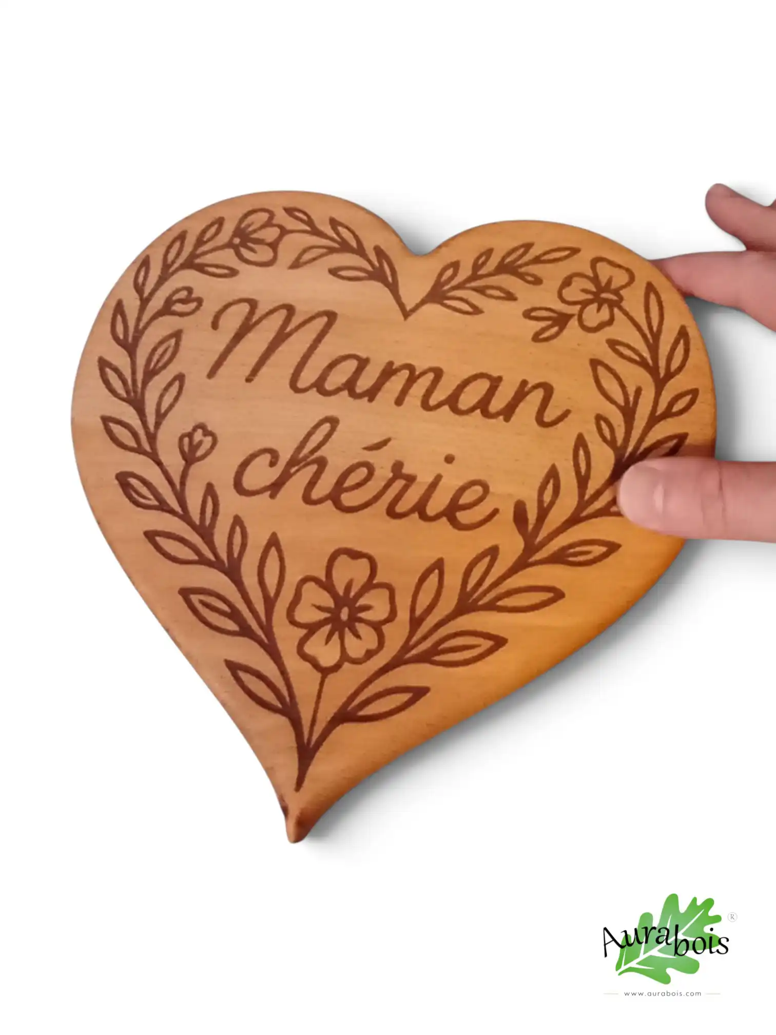 Dessous de plat cœur « Maman chérie » – Gravure laser – Bois de hêtre 2 Dessous de plat cœur en hêtre massif gravé « Maman chérie » avec motifs floraux