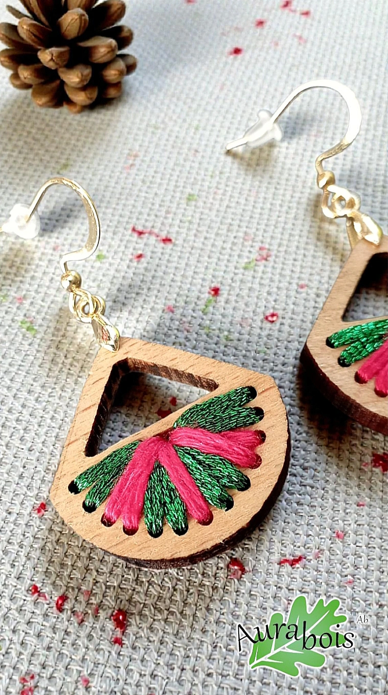 Boucles d’oreilles “Colors” – En bois de hêtre massif huilé & fil de coton VR 4 Boucles d'oreilles en bois pour adulte ou jeune fille. Tissé d'un fil 100% coton de couleur rouge et polyester vert. Forme éventail.
