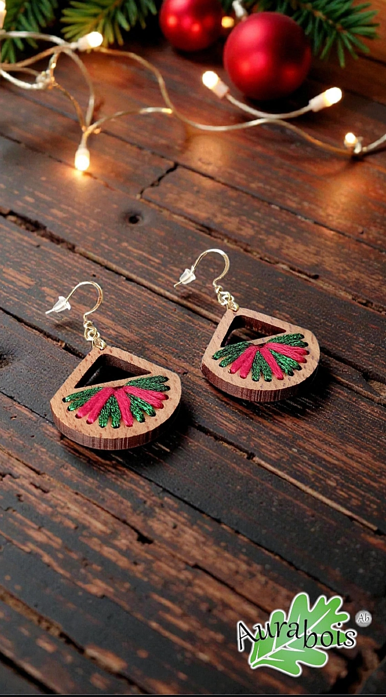Boucles d’oreilles “Colors” – En bois de hêtre massif huilé & fil de coton VR 3 Boucles d'oreilles en bois pour adulte ou jeune fille. Tissé d'un fil 100% coton de couleur rouge et polyester vert. Forme éventail.