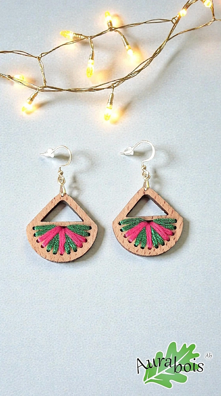 Boucles d’oreilles “Colors” – En bois de hêtre massif huilé & fil de coton VR 5 Boucles d'oreilles en bois pour adulte ou jeune fille. Tissé d'un fil 100% coton de couleur rouge et polyester vert. Forme éventail.