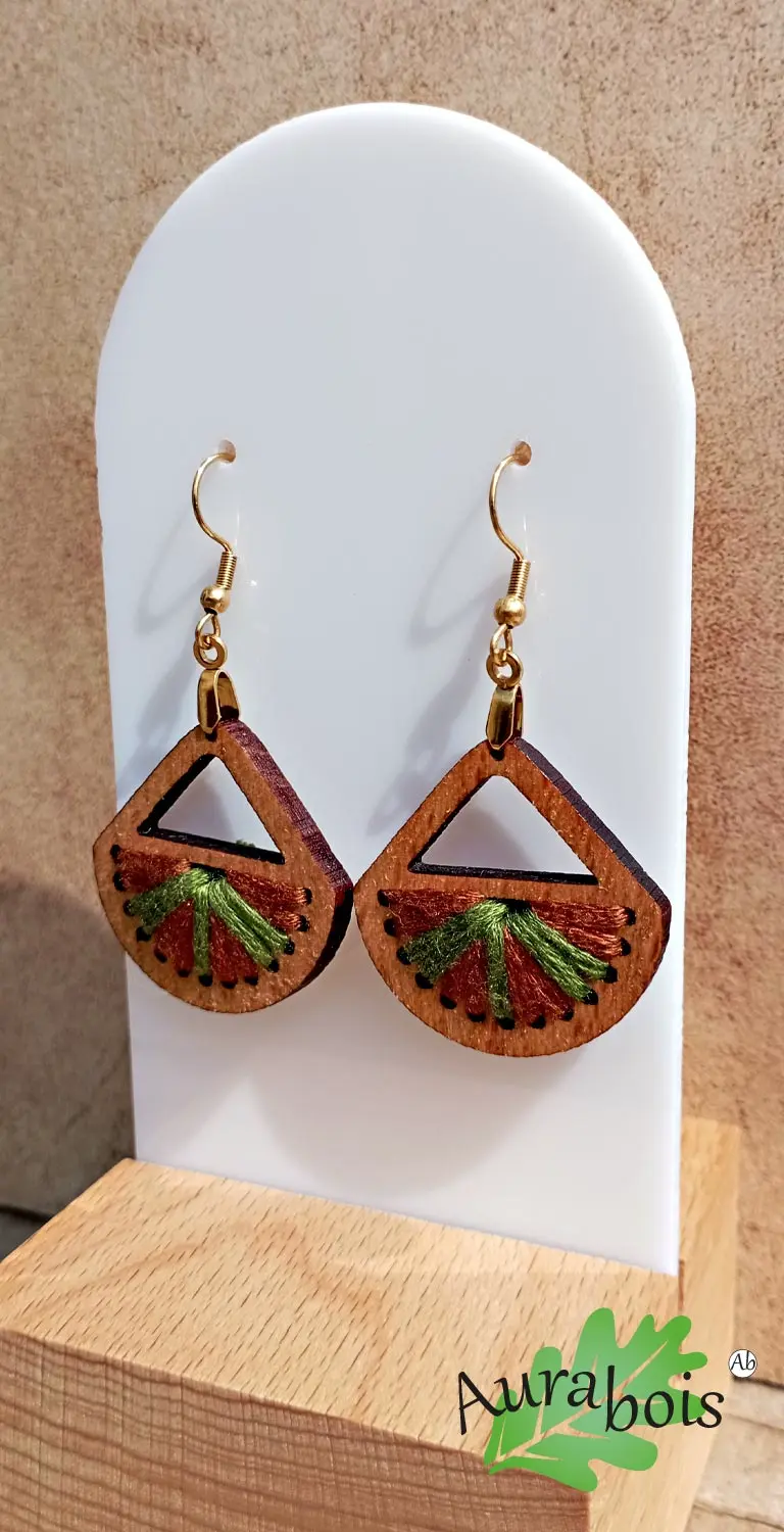 Boucles d’oreilles “Colors” – Bois de hêtre massif huilé & fil de coton tissé vert et marron 3 Boucles d’oreilles en bois massif et coton de couleur. Tissé d'un fil coton de couleur vert et marron. Forme éventail.