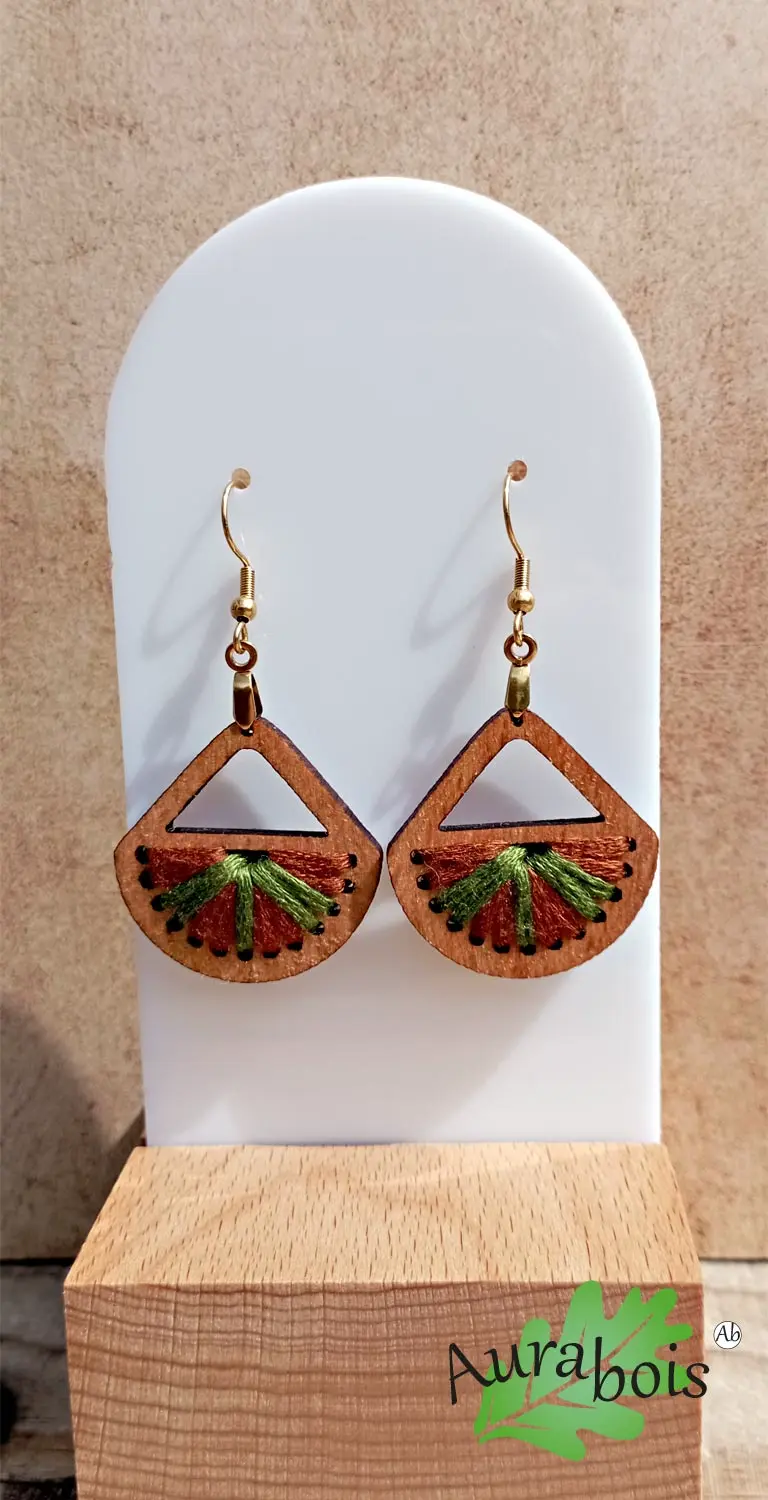 Boucles d’oreilles “Colors” – Bois de hêtre massif huilé & fil de coton tissé vert et marron 2 Boucles d’oreilles en bois massif et coton de couleur. Tissé d'un fil coton de couleur vert et marron. Forme éventail.