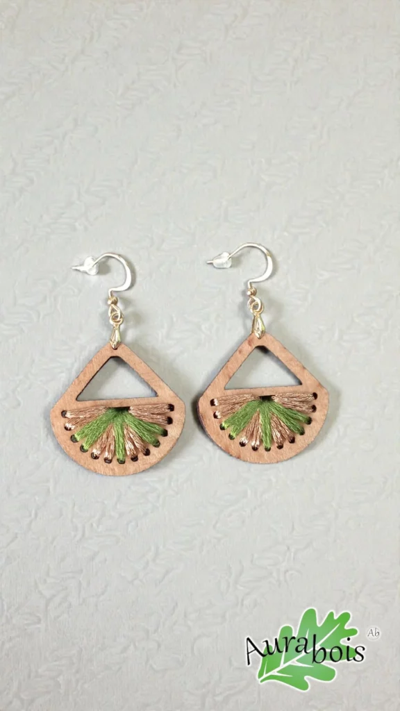 Boucles d’oreilles en bois massif et coton “Colors”. Tissé d'un fil 100% coton de couleur vert et polyester doré or. Forme éventail.
