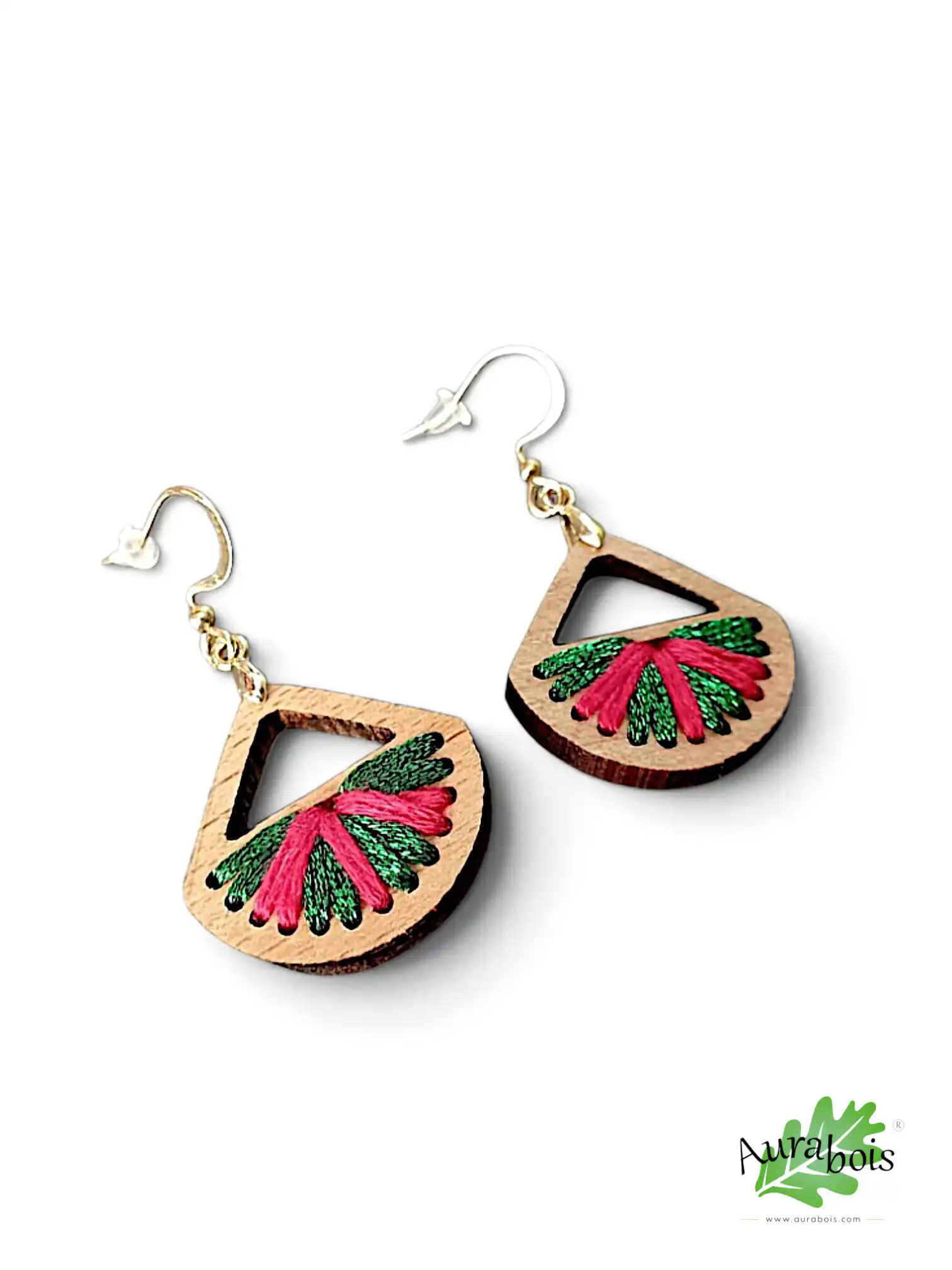 Boucles d’oreilles “Colors” – En bois de hêtre massif huilé & fil de coton VR 1 Boucles d'oreilles en bois pour adulte ou jeune fille. Tissé d'un fil 100% coton de couleur rouge et polyester vert. Forme éventail.