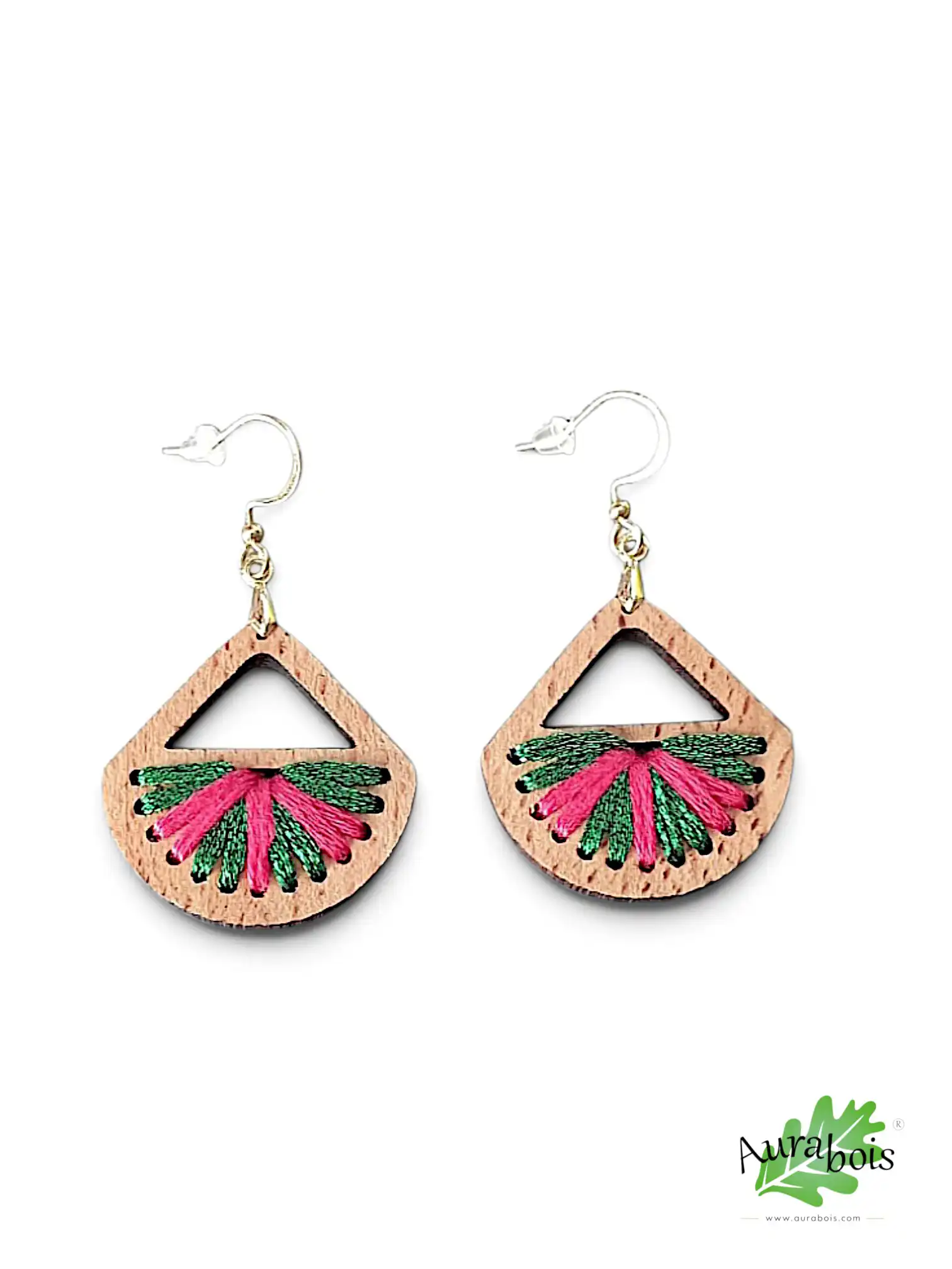 Boucles d’oreilles “Colors” – En bois de hêtre massif huilé & fil de coton VR 2 Boucles d'oreilles en bois pour adulte ou jeune fille. Tissé d'un fil 100% coton de couleur rouge et polyester vert. Forme éventail.