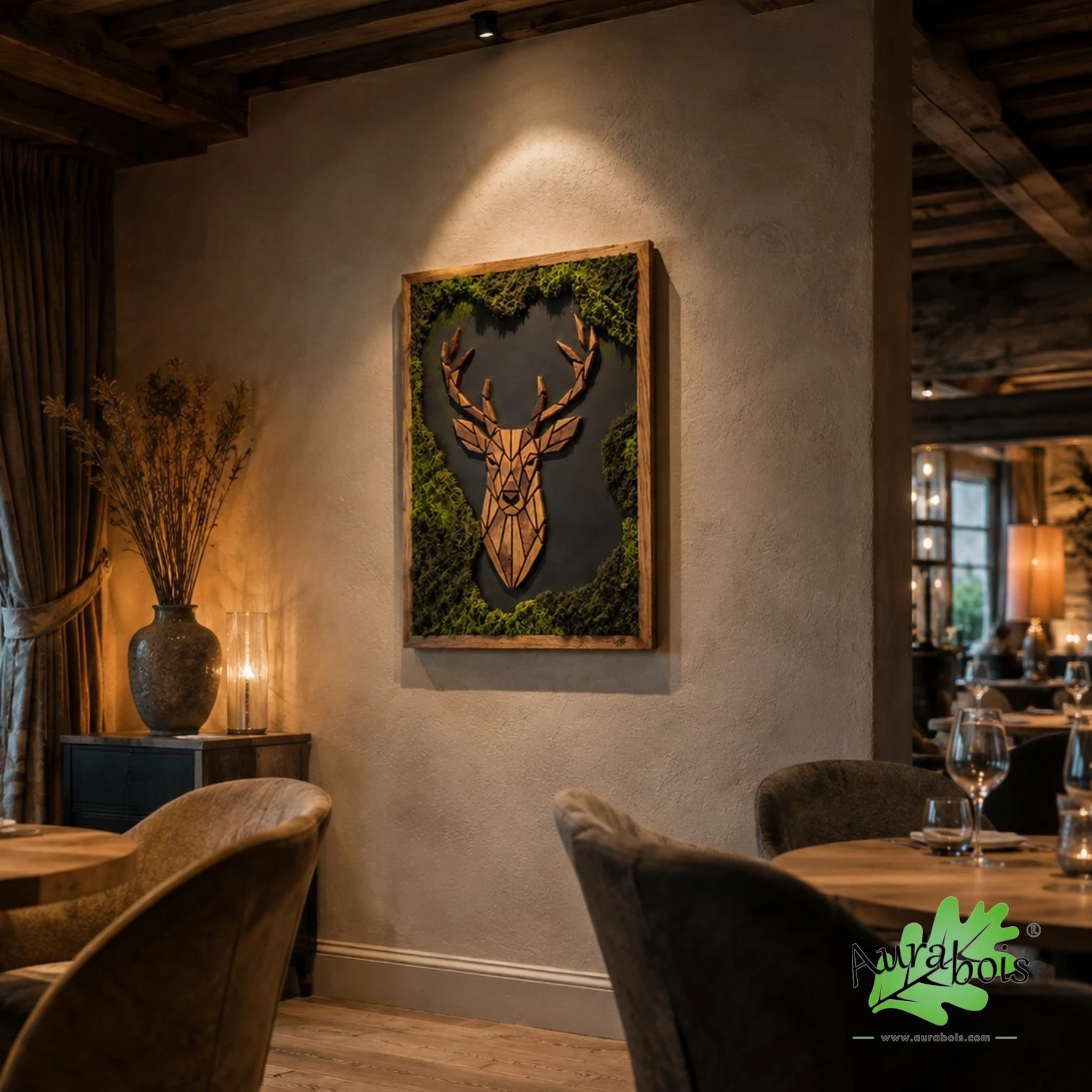 Œuvre murale décorative en bois de chêne “Cerf Géométrique” 2 Œuvre murale décorative représentant un cerf géométrique en chêne massif avec mousse végétale verte sur fond noir mat, fabrication artisanale française.