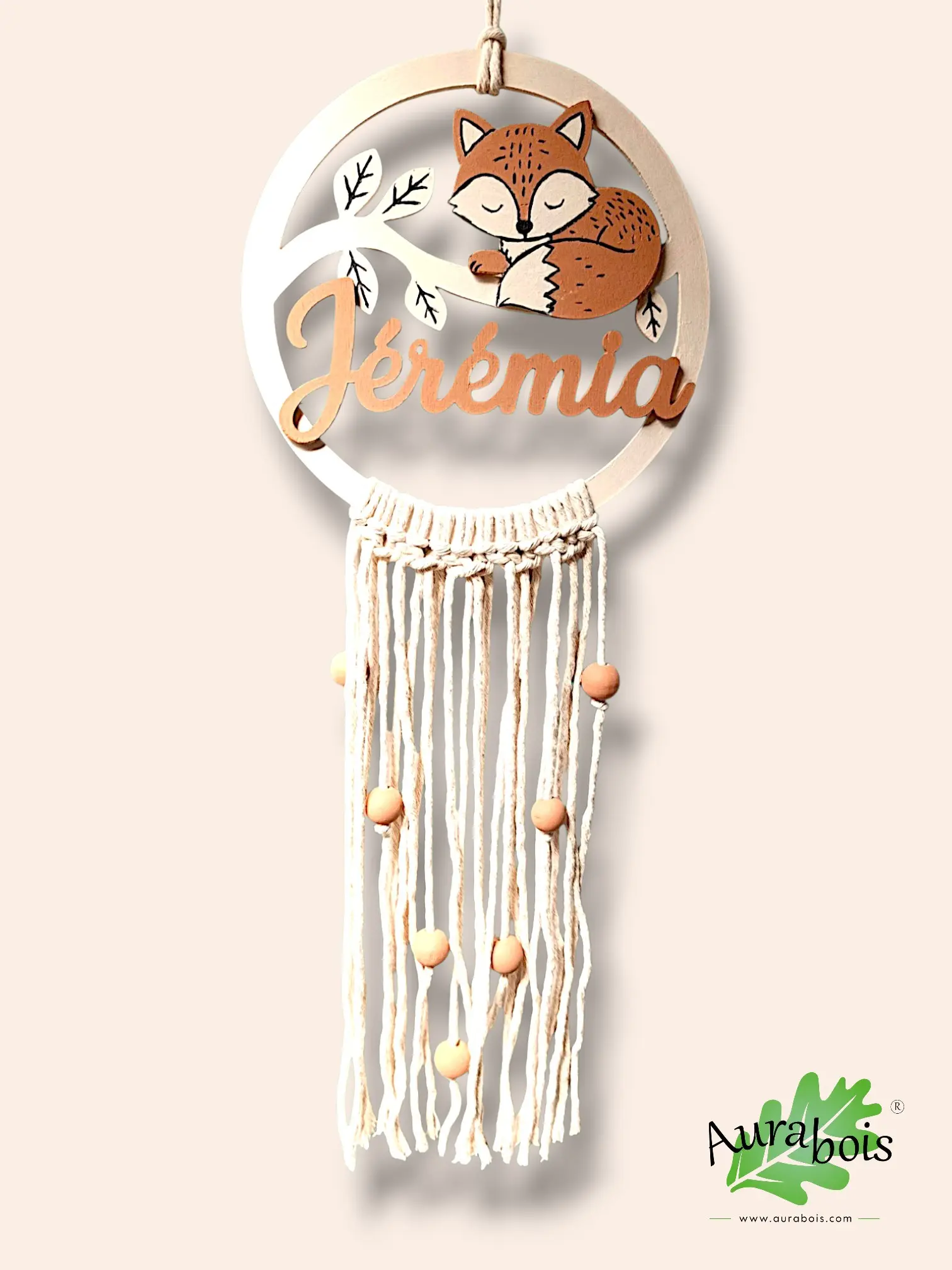 Attrape-rêves personnalisable “Renard” – Décoration bohème en bois 4 Attrape-rêves personnalisé en bois thème renard avec macramé et perles en bois, décoration artisanale bohème pour chambre enfant.