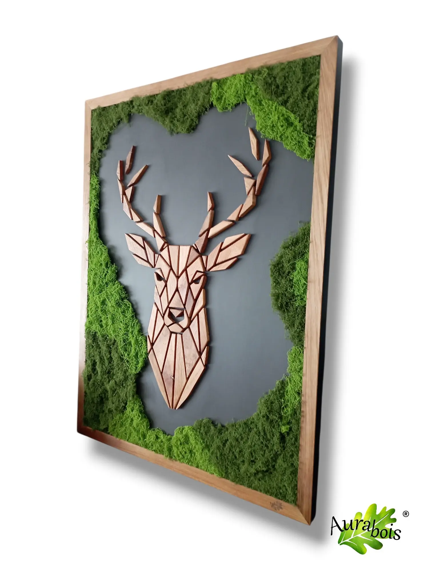Œuvre murale décorative en bois de chêne “Cerf Géométrique” 3 Œuvre murale décorative représentant un cerf géométrique en chêne massif avec mousse végétale verte sur fond noir mat, fabrication artisanale française.