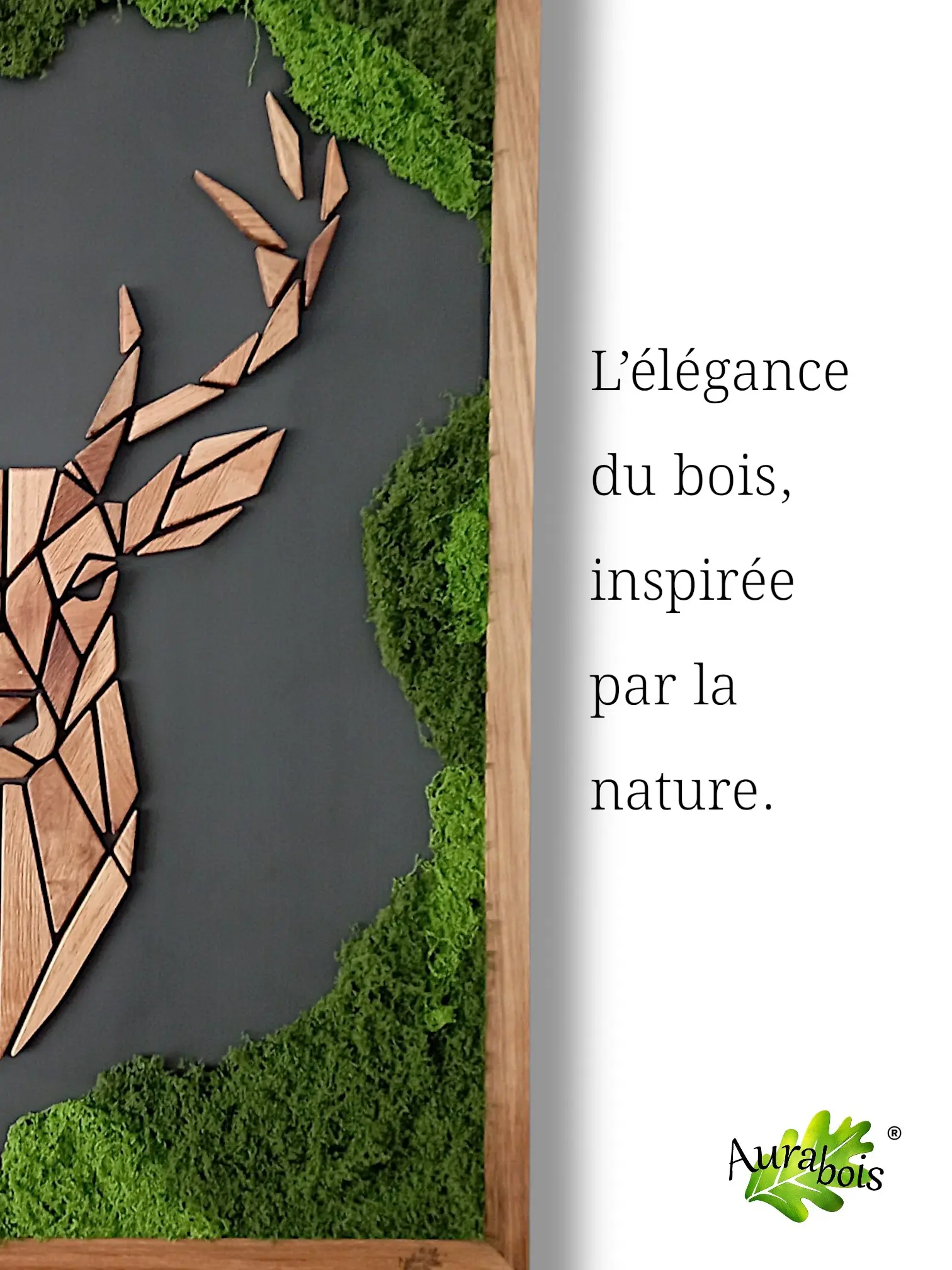Œuvre murale décorative en bois de chêne “Cerf Géométrique” 4 Œuvre murale décorative représentant un cerf géométrique en chêne massif avec mousse végétale verte sur fond noir mat, fabrication artisanale française.