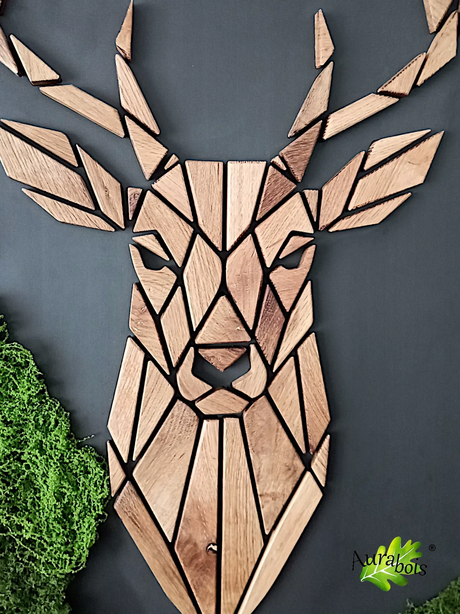 Œuvre murale décorative en bois de chêne “Cerf Géométrique” 5 Œuvre murale décorative représentant un cerf géométrique en chêne massif avec mousse végétale verte sur fond noir mat, fabrication artisanale française.
