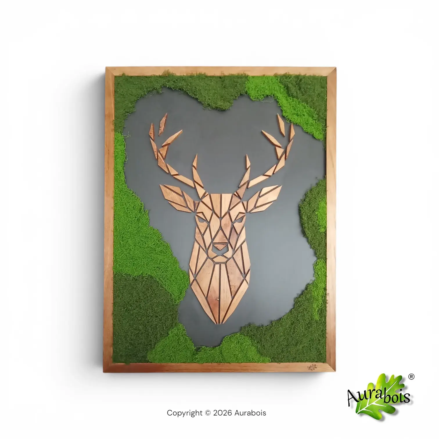 Œuvre murale décorative en bois de chêne “Cerf Géométrique” 1 Œuvre murale décorative représentant un cerf géométrique en chêne massif avec mousse végétale verte sur fond noir mat, fabrication artisanale française.