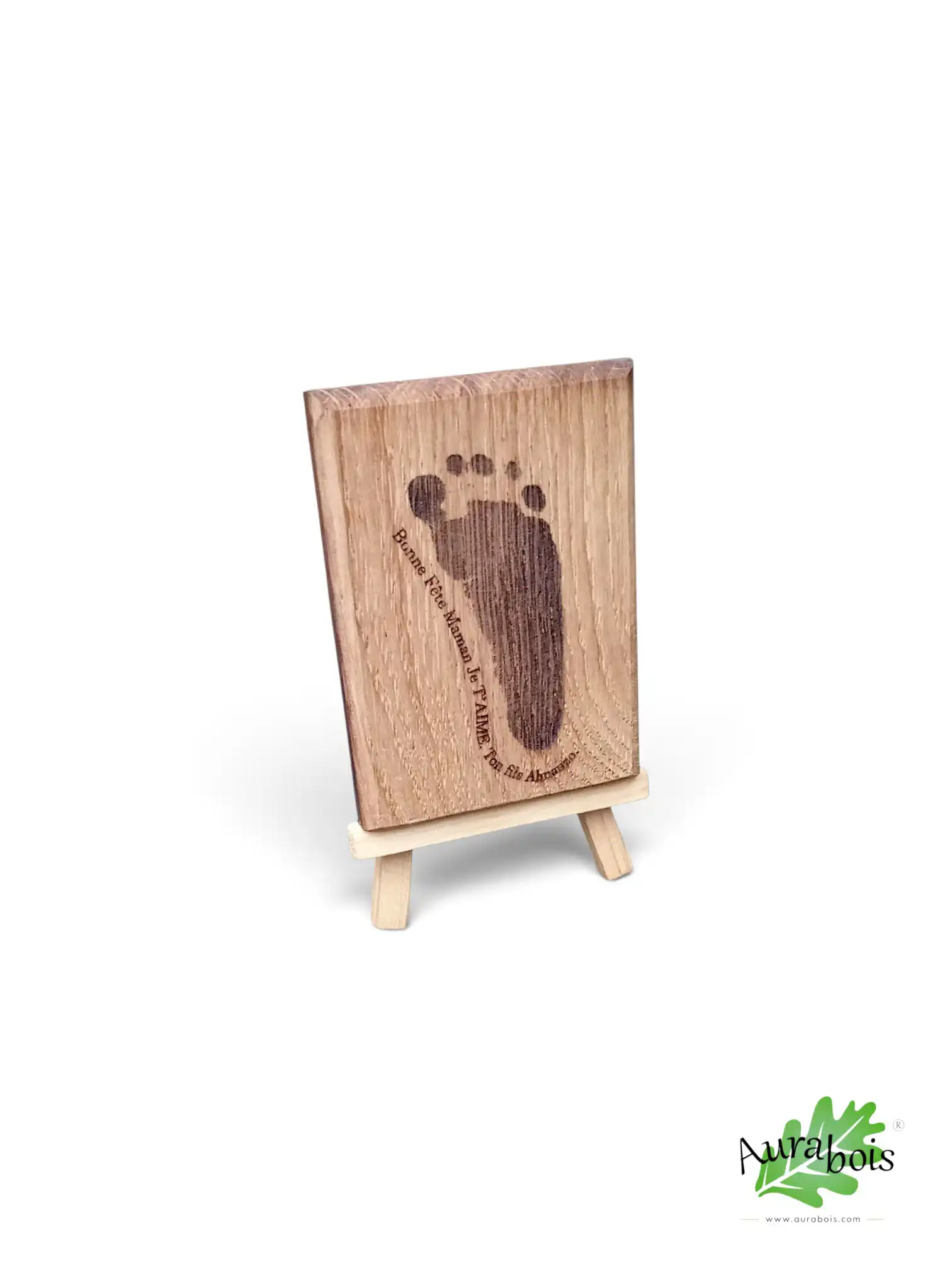 Empreinte de bébé à poser – Décoration en bois 1 Décoration en bois de chêne avec empreinte réelle de bébé gravée au laser, présentée sur un chevalet en bois.