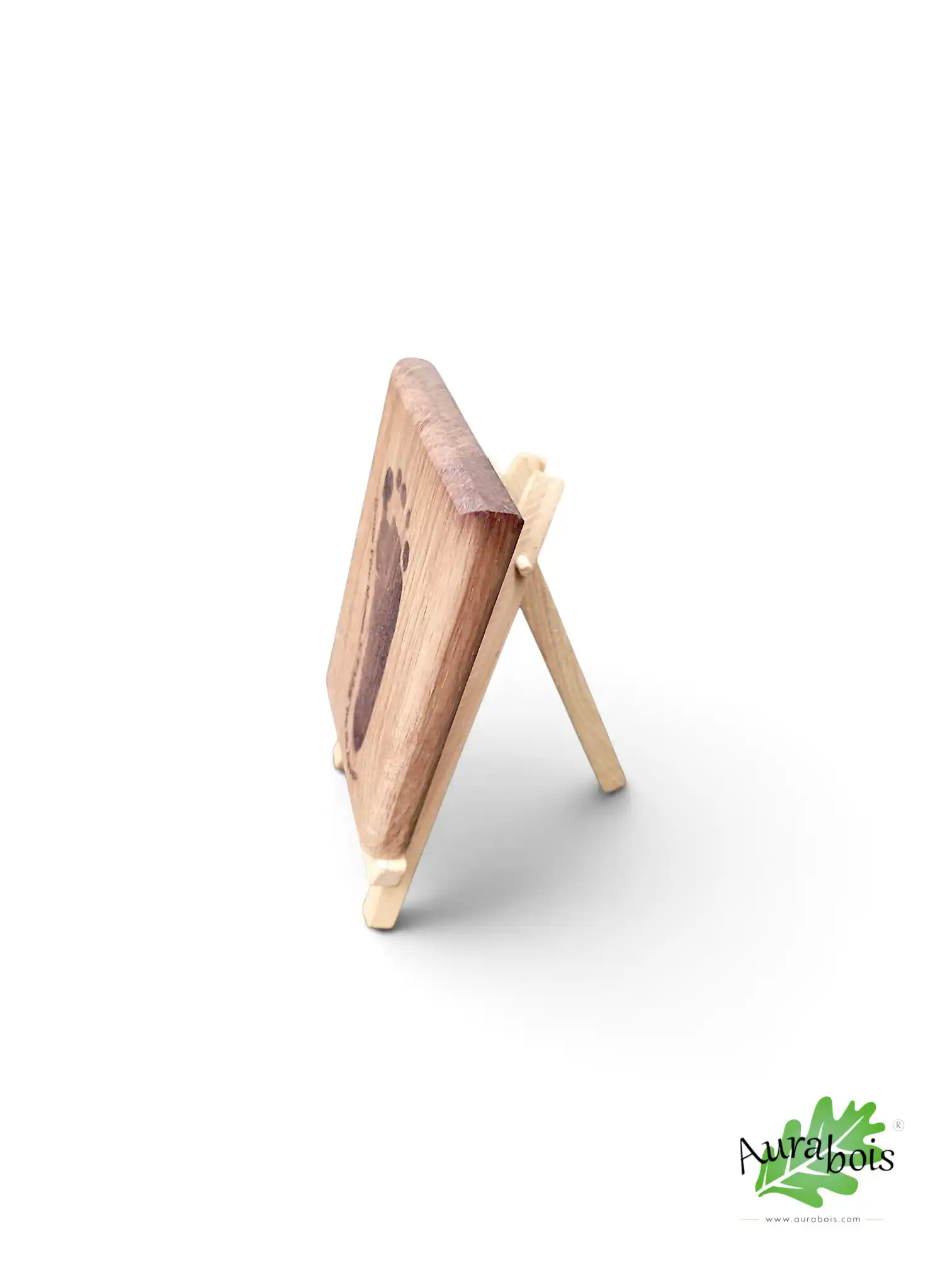 Empreinte de bébé à poser – Décoration en bois 4 Décoration en bois de chêne avec empreinte réelle de bébé gravée au laser, présentée sur un chevalet en bois.