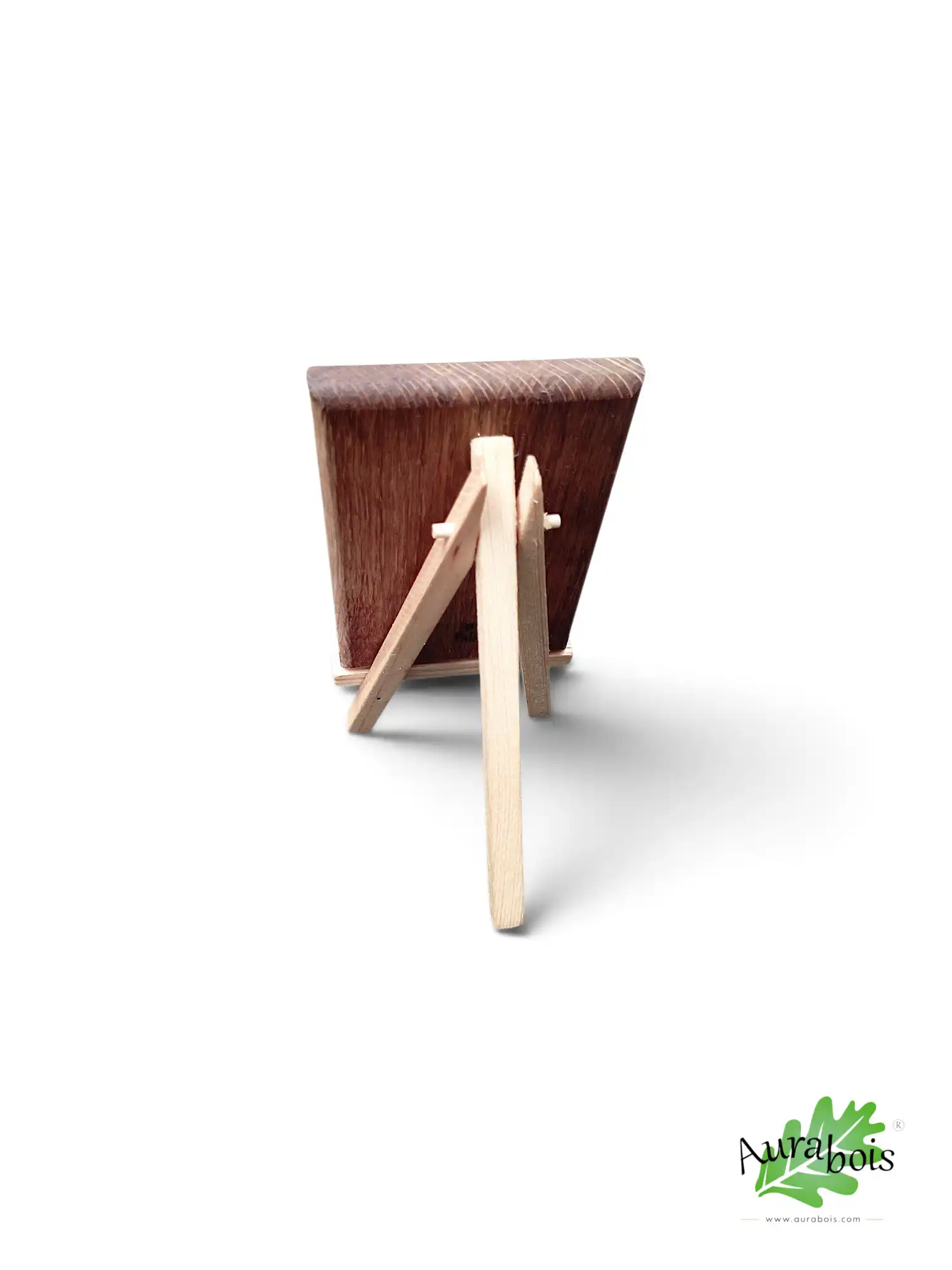 Empreinte de bébé à poser – Décoration en bois 3 Décoration en bois de chêne avec empreinte réelle de bébé gravée au laser, présentée sur un chevalet en bois.