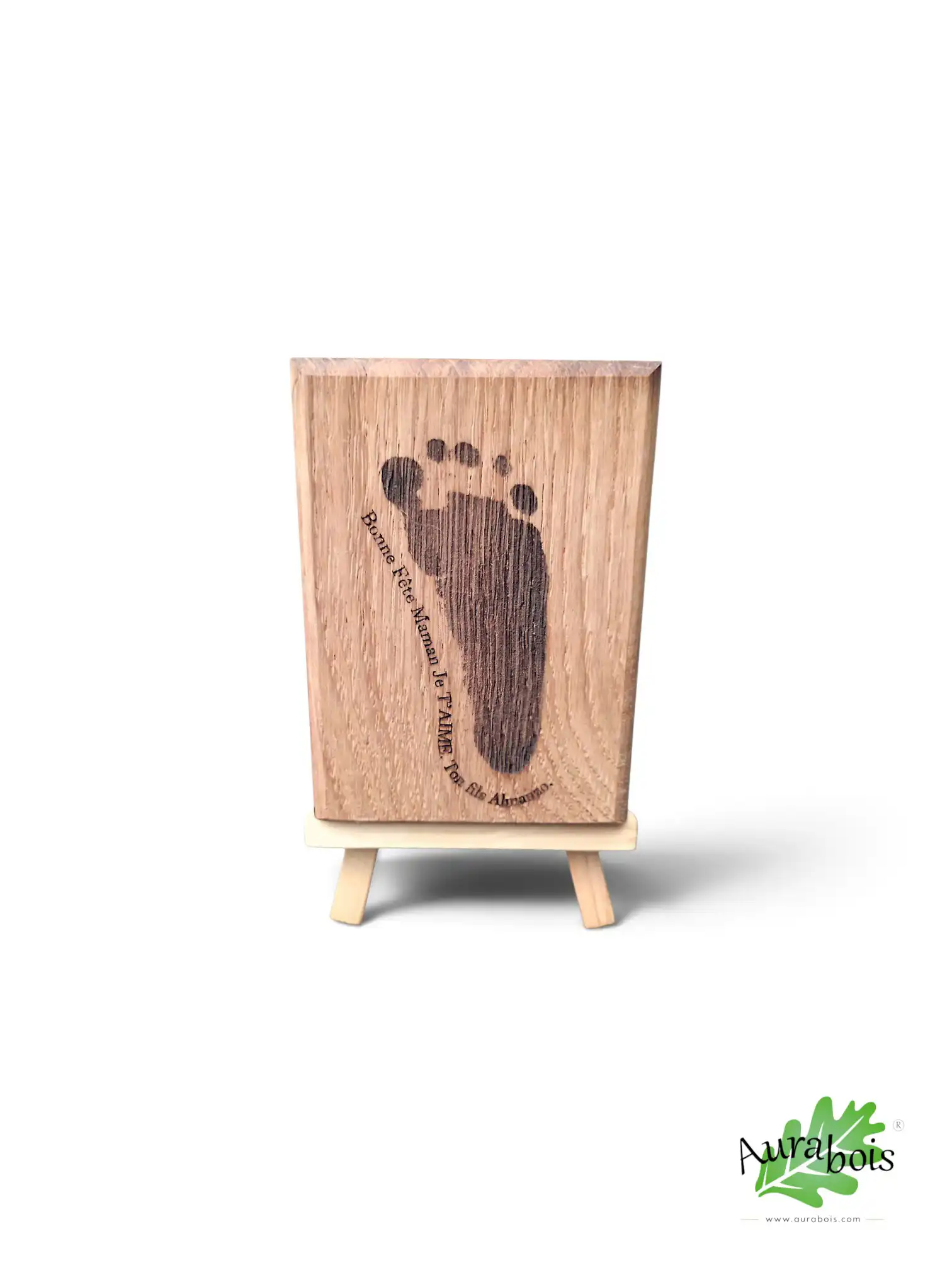 Empreinte de bébé à poser – Décoration en bois 2 Décoration en bois de chêne avec empreinte réelle de bébé gravée au laser, présentée sur un chevalet en bois.